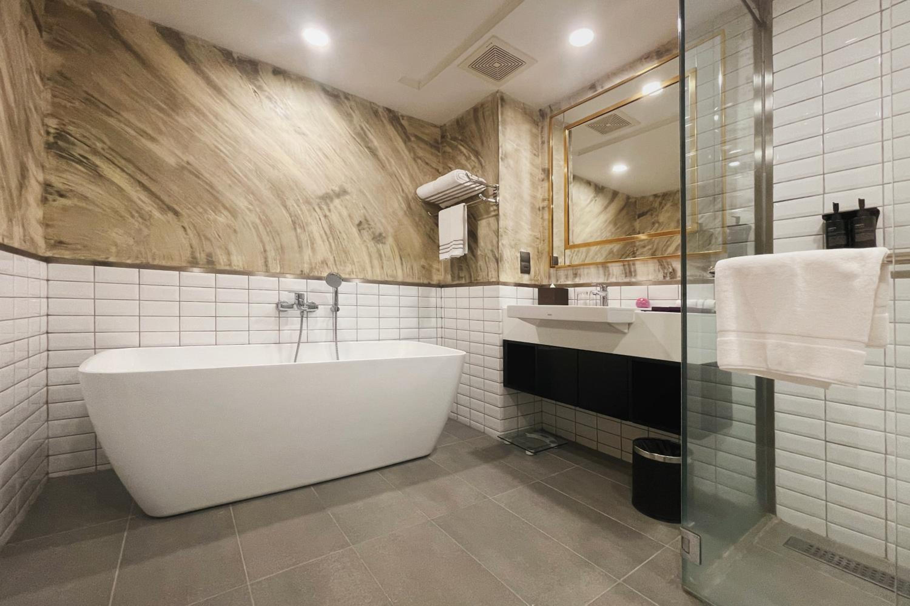 Deluxe Twin Room with Bathtub - Photo 7