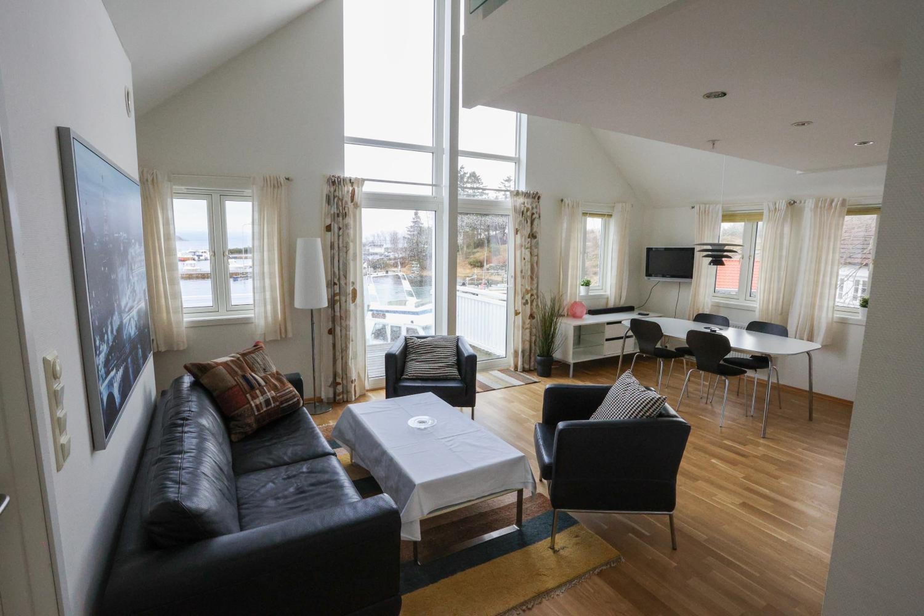 Two-Bedroom Apartment with Sleeping Alcove photo 2