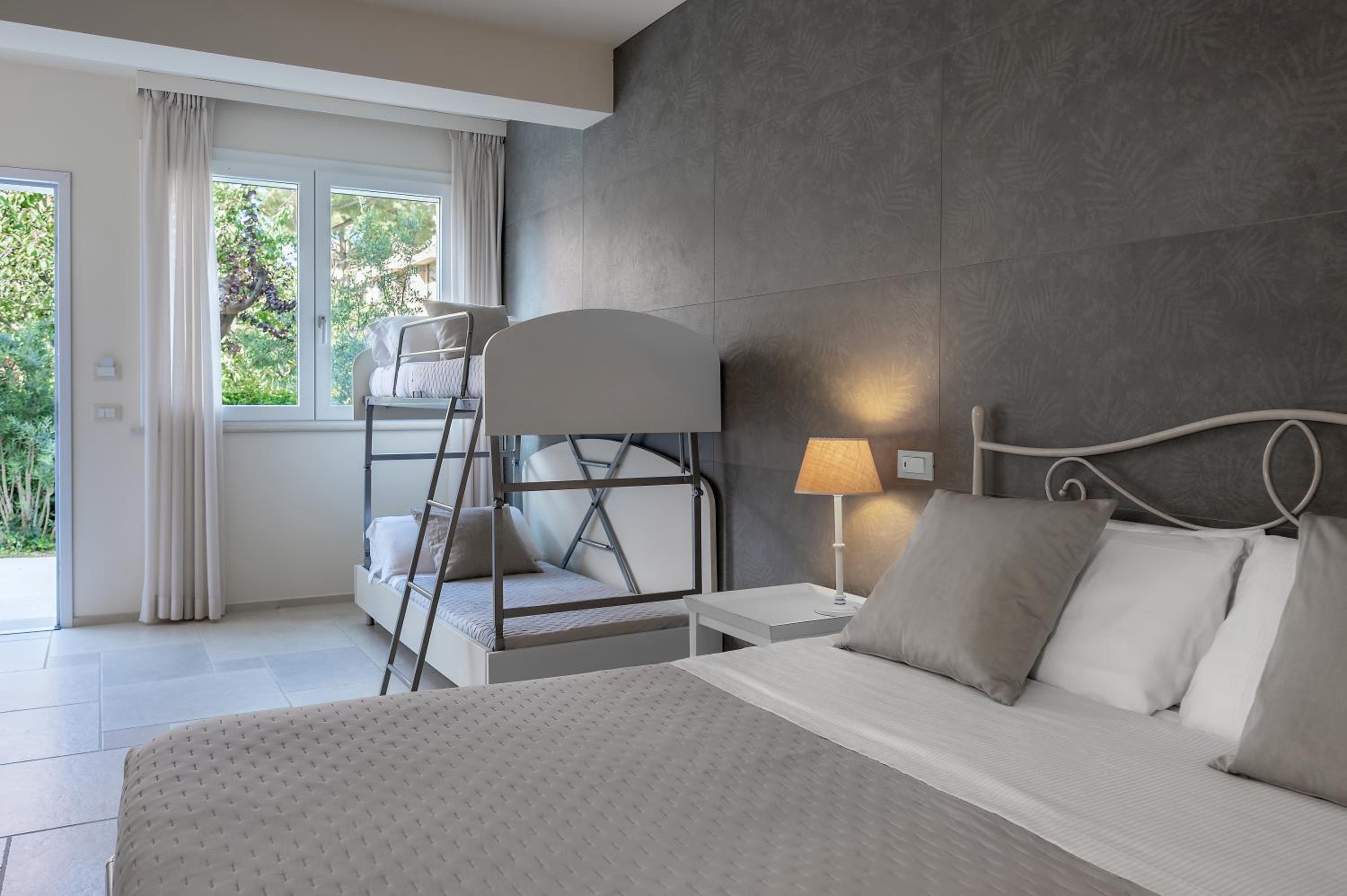 Deluxe Quadruple Room - Photo 6