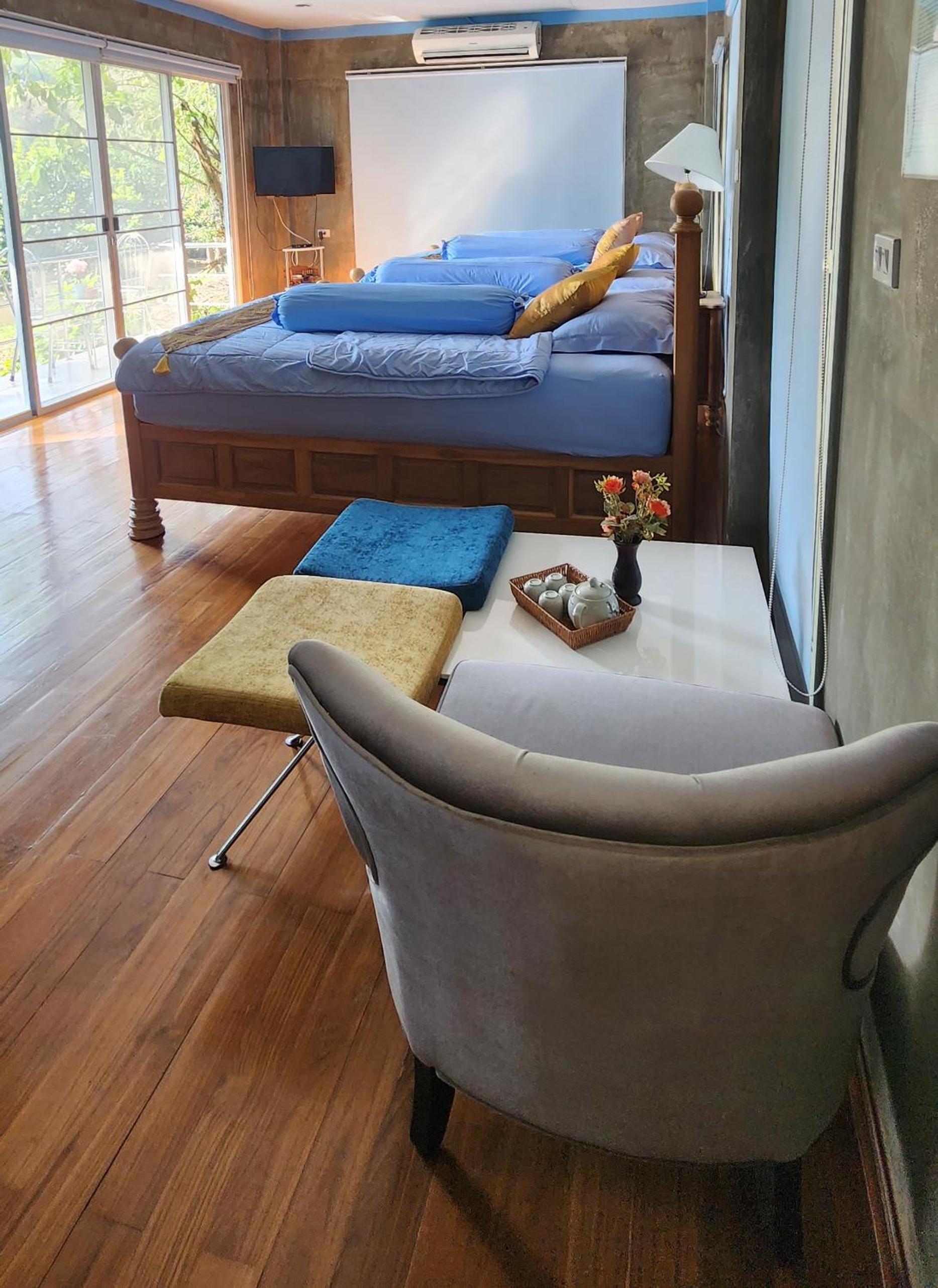 Family Room with Lake View photo 1