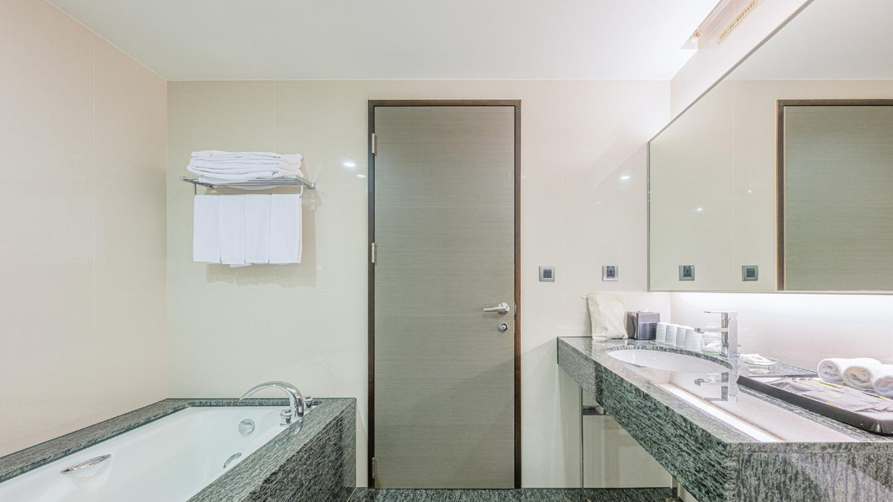 Deluxe Quadruple Suite - Photo 6