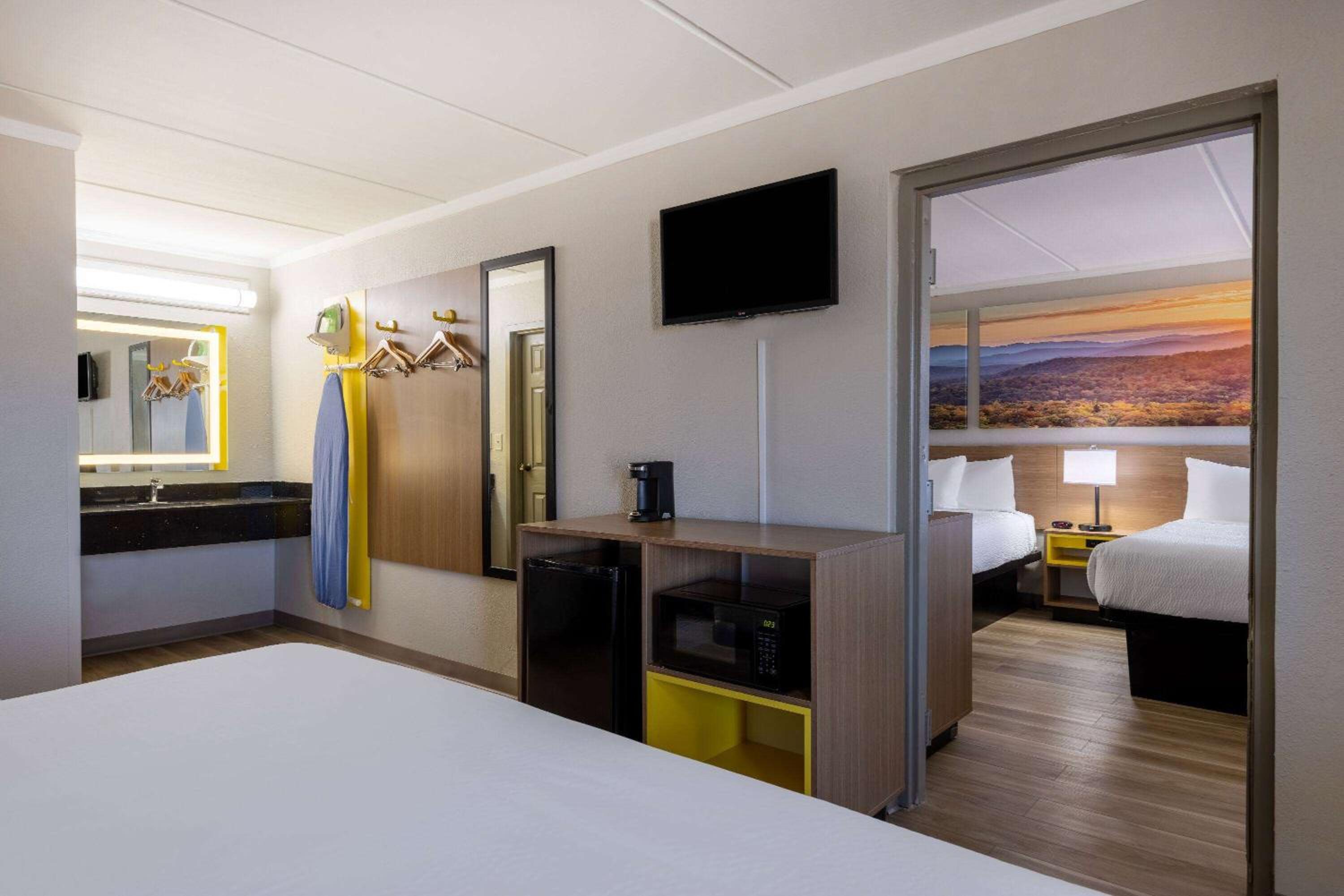 2 Queen Beds and 1 King Bed, One-Bedroom Suite Smoking