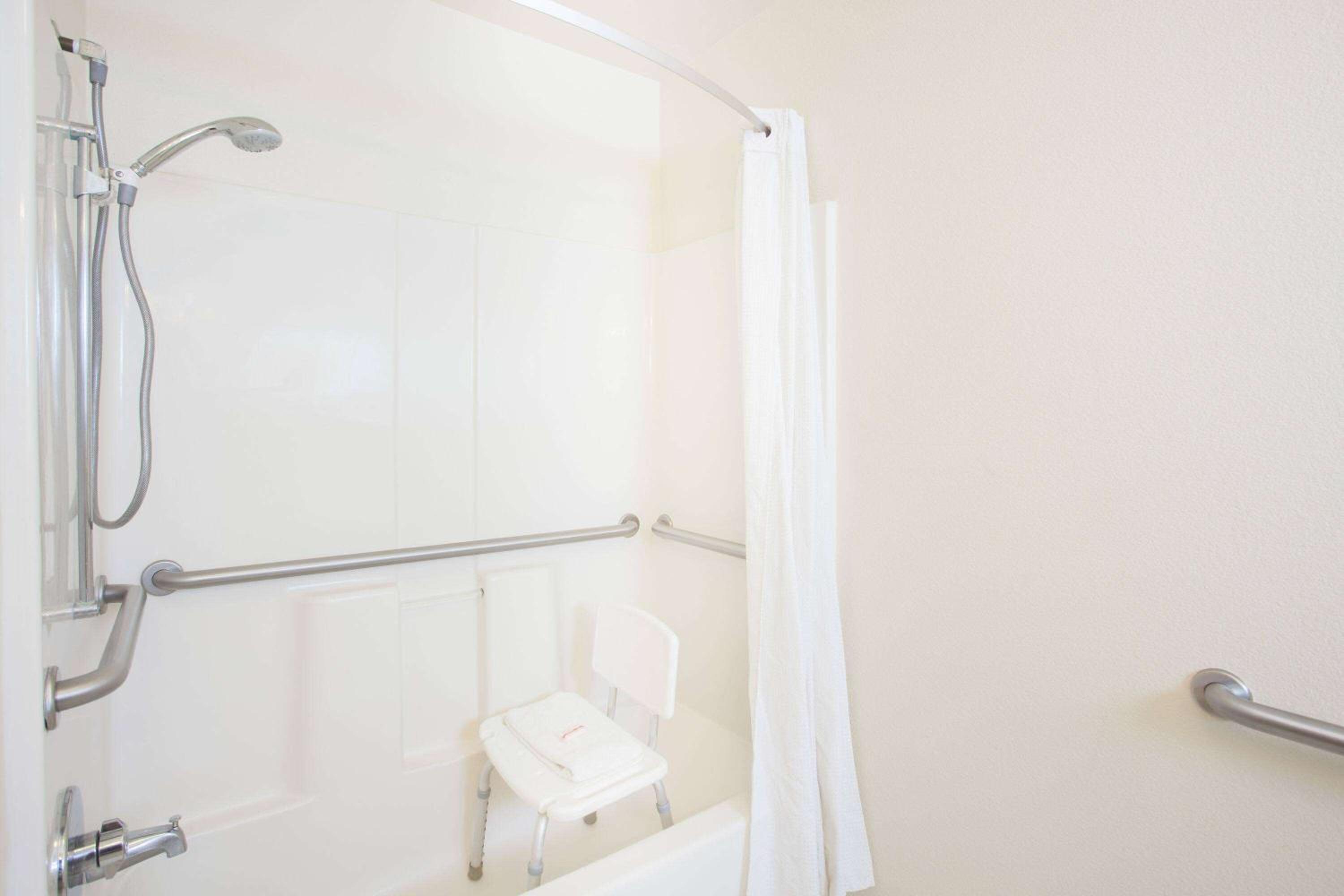 King Room with Bath Tub - Mobility Accessible/Non-Smoking - Photo 4