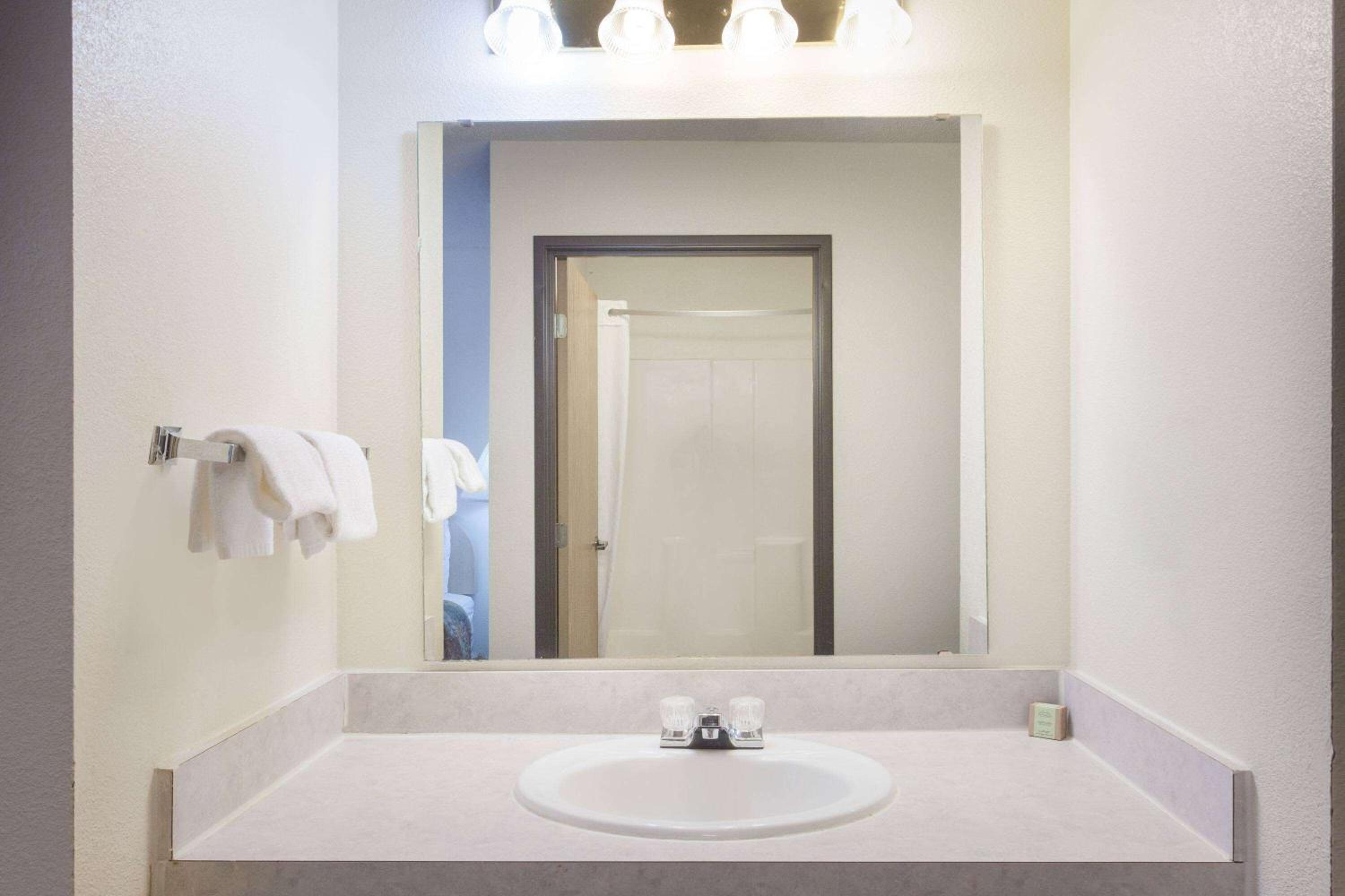 King Room - Non-Smoking - Photo 3