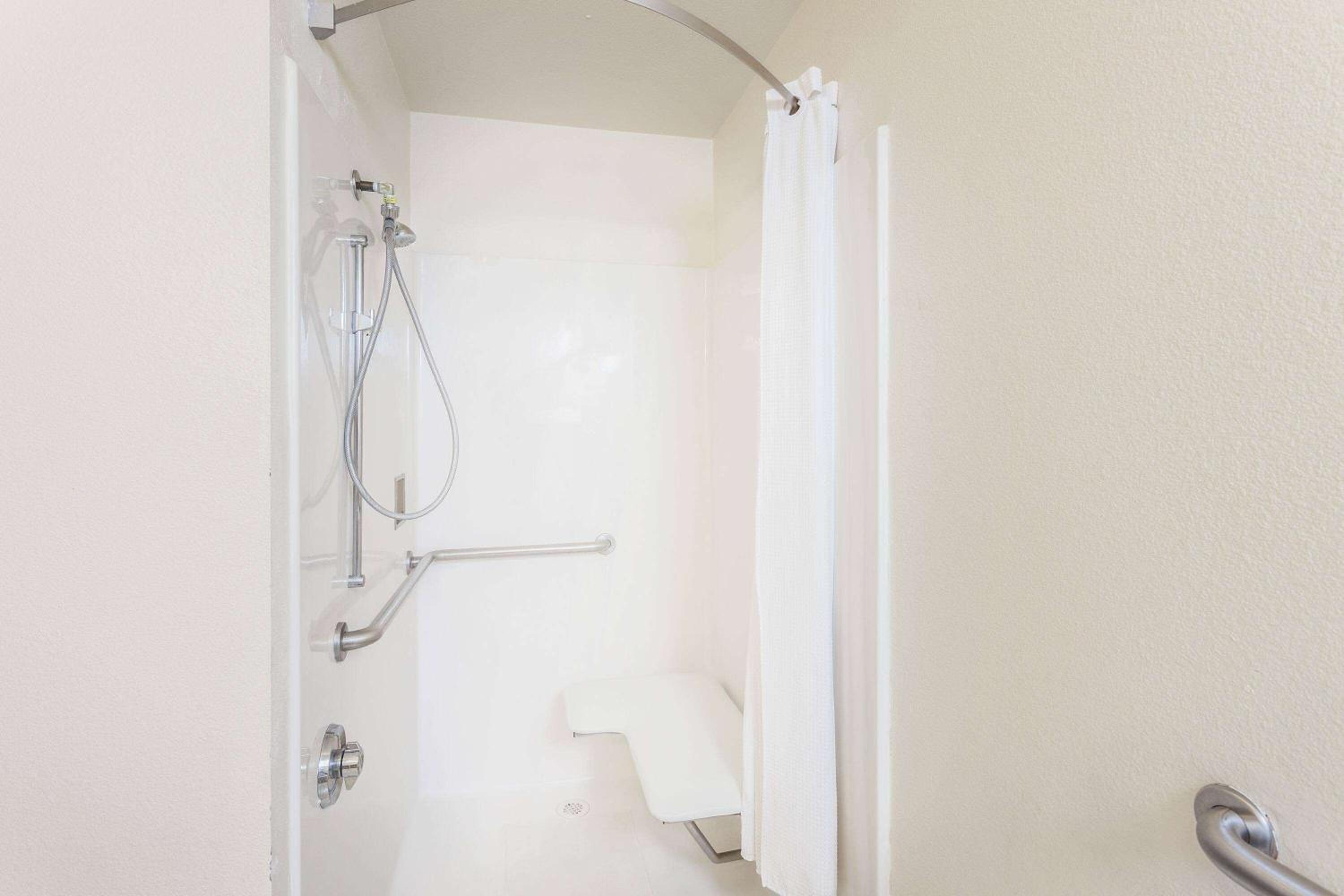 King Room with Roll-In Shower - Mobility Access/Non-Smoking - Photo 4