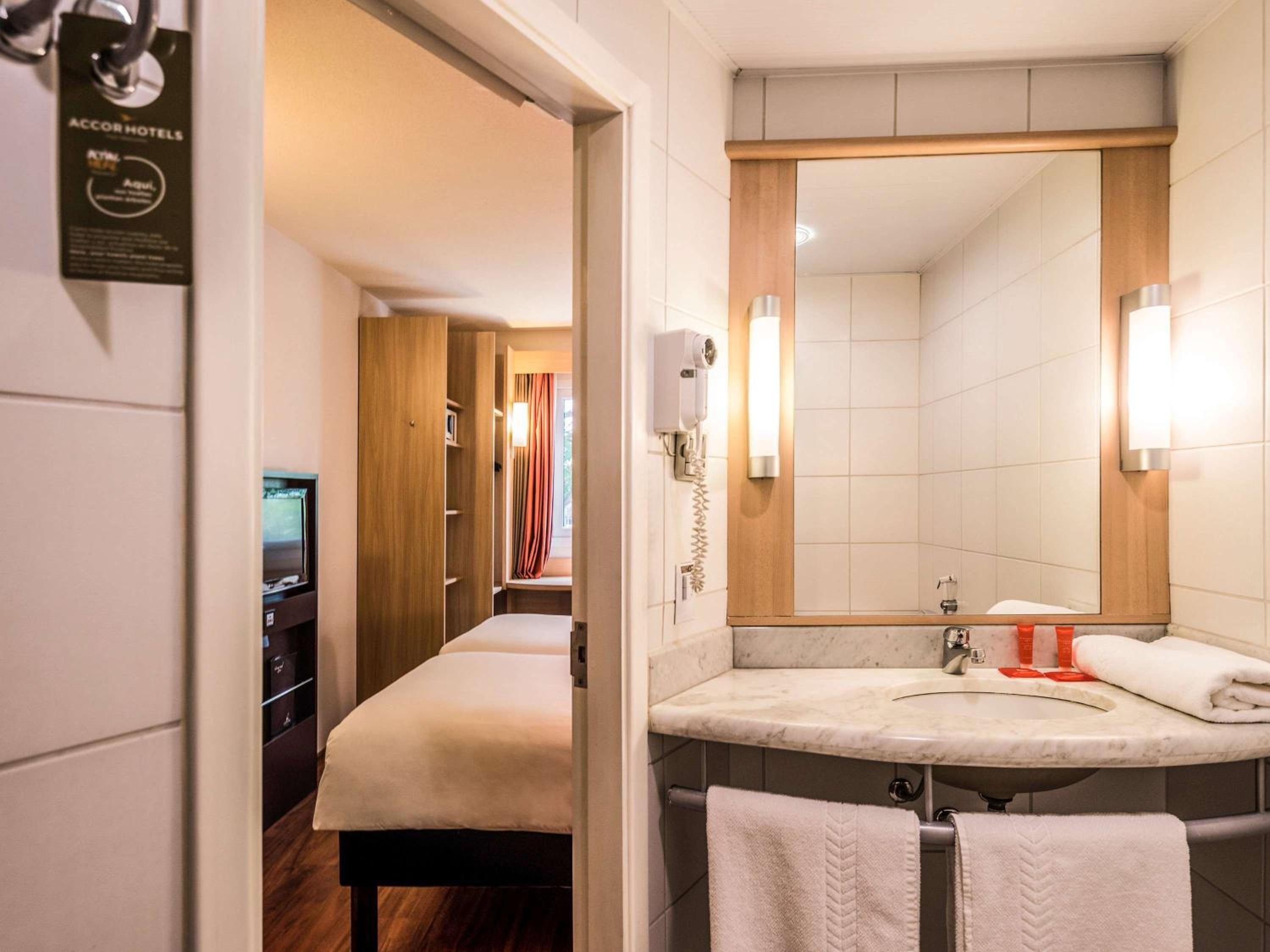 Standard Twin Room - Photo 5