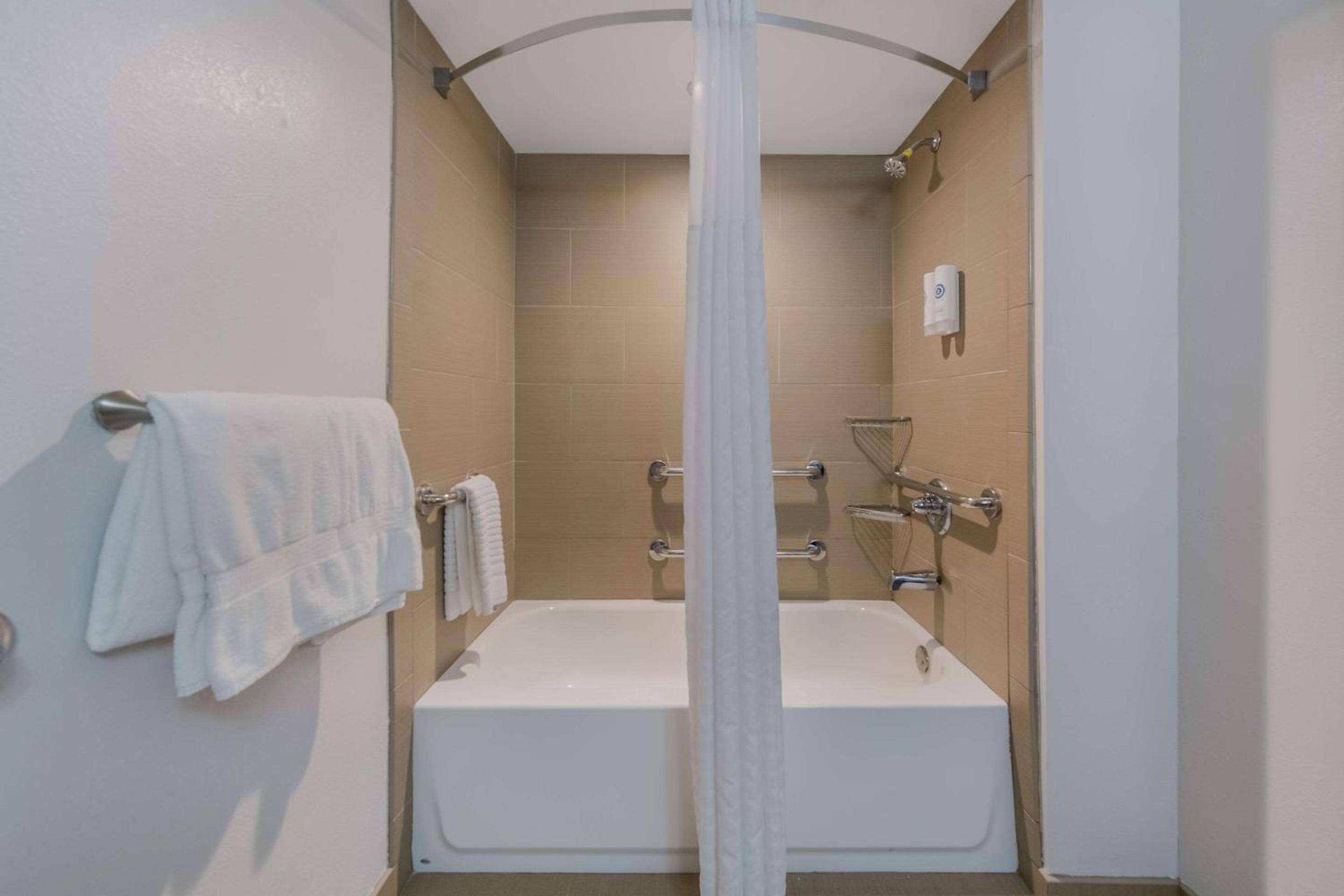 King Room with Accessible Tub - Accessible/Non-Smoking - Photo 4