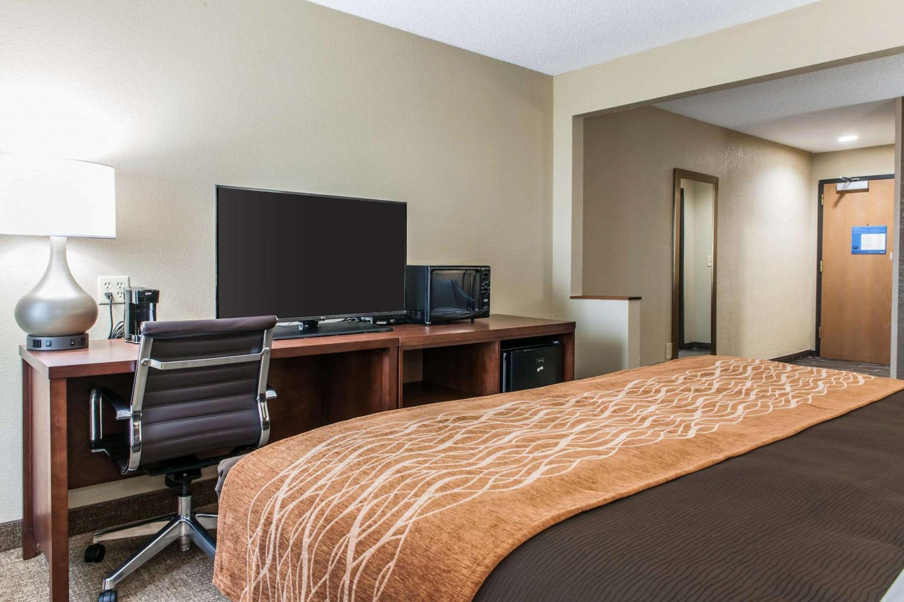 King Room with Sofa Bed - Non-Smoking - Photo 6