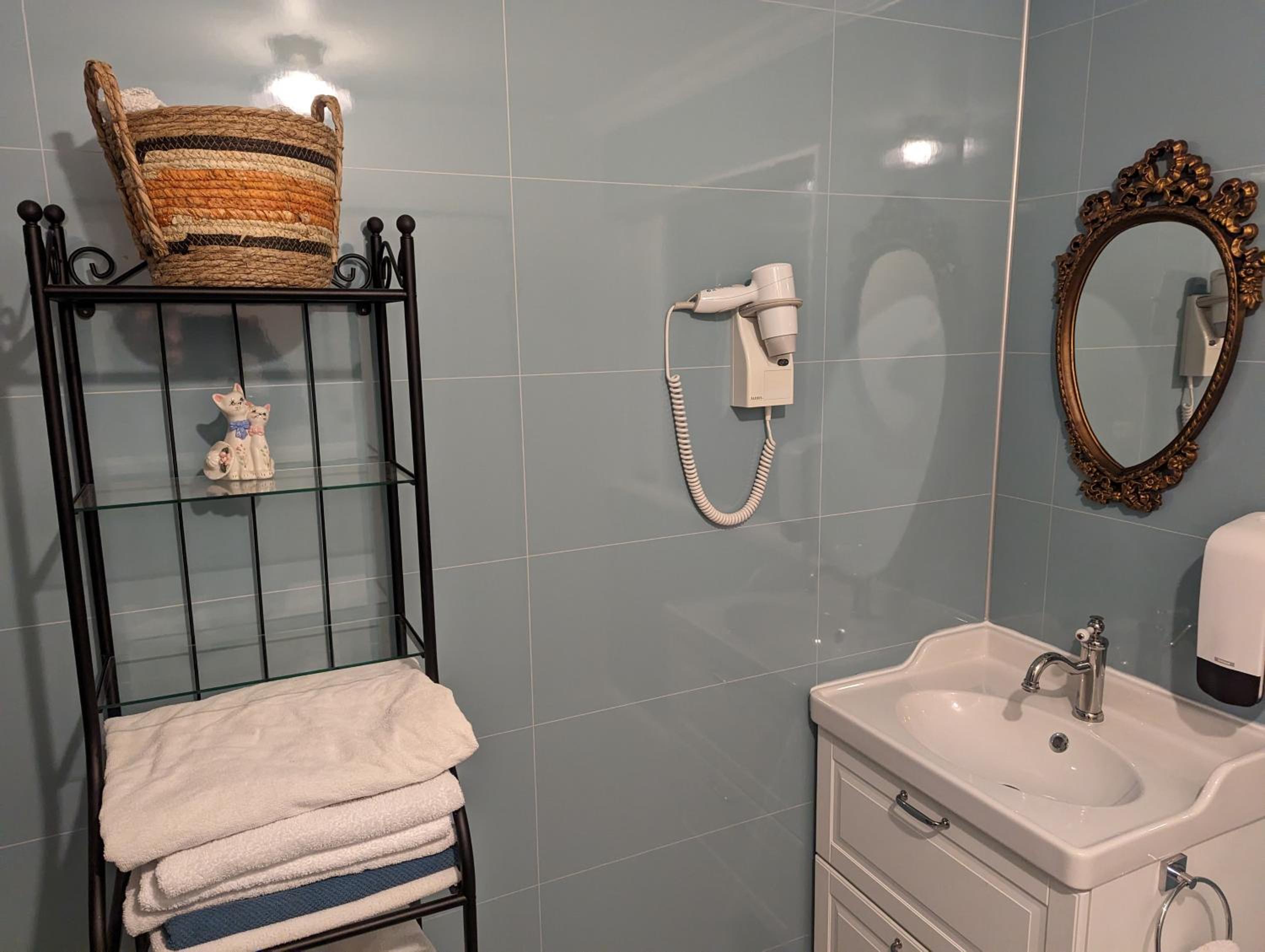 Economy Quadruple Room with Shared Bathroom photo 3