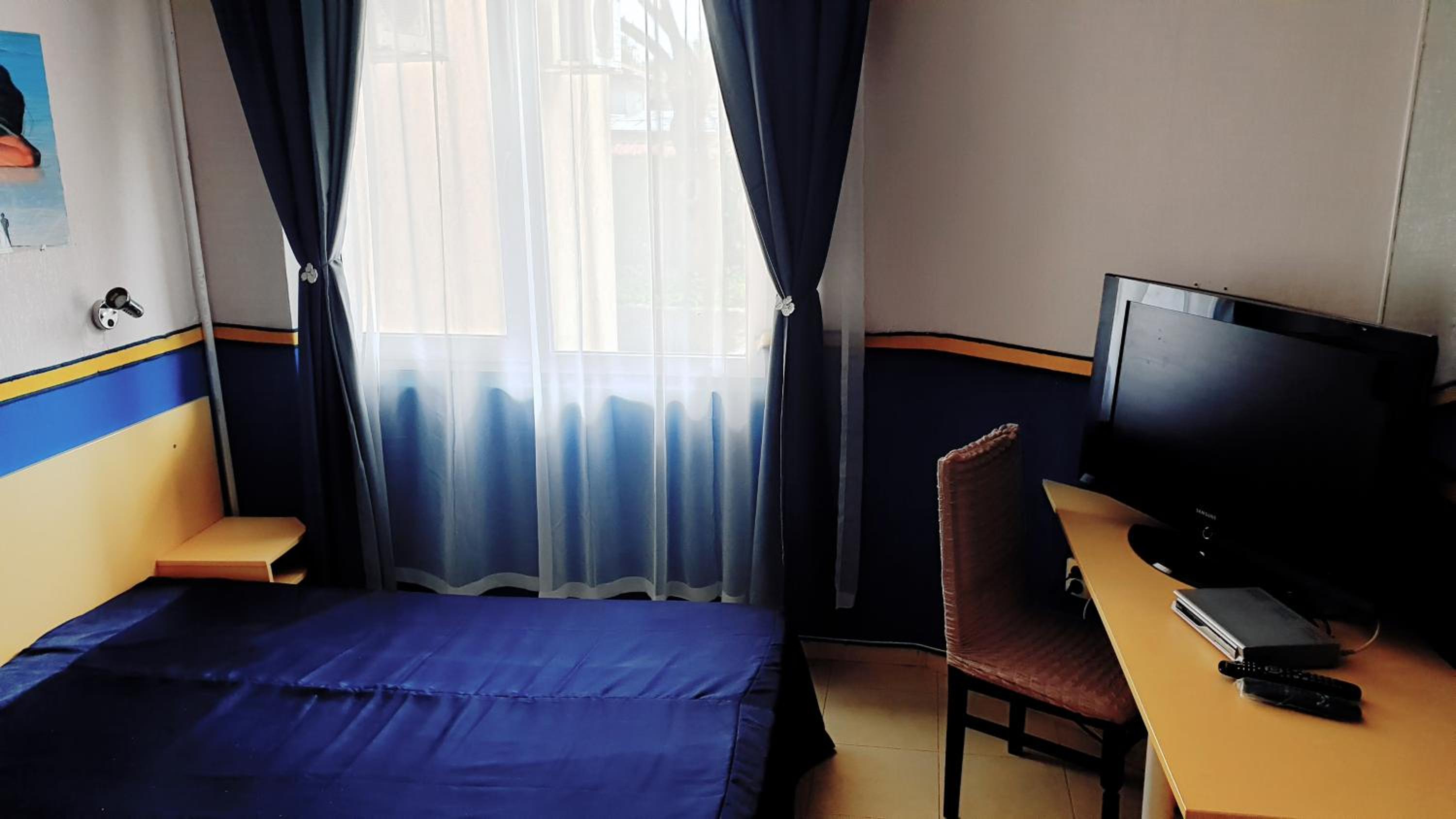 One-Bedroom Apartment - Photo 2