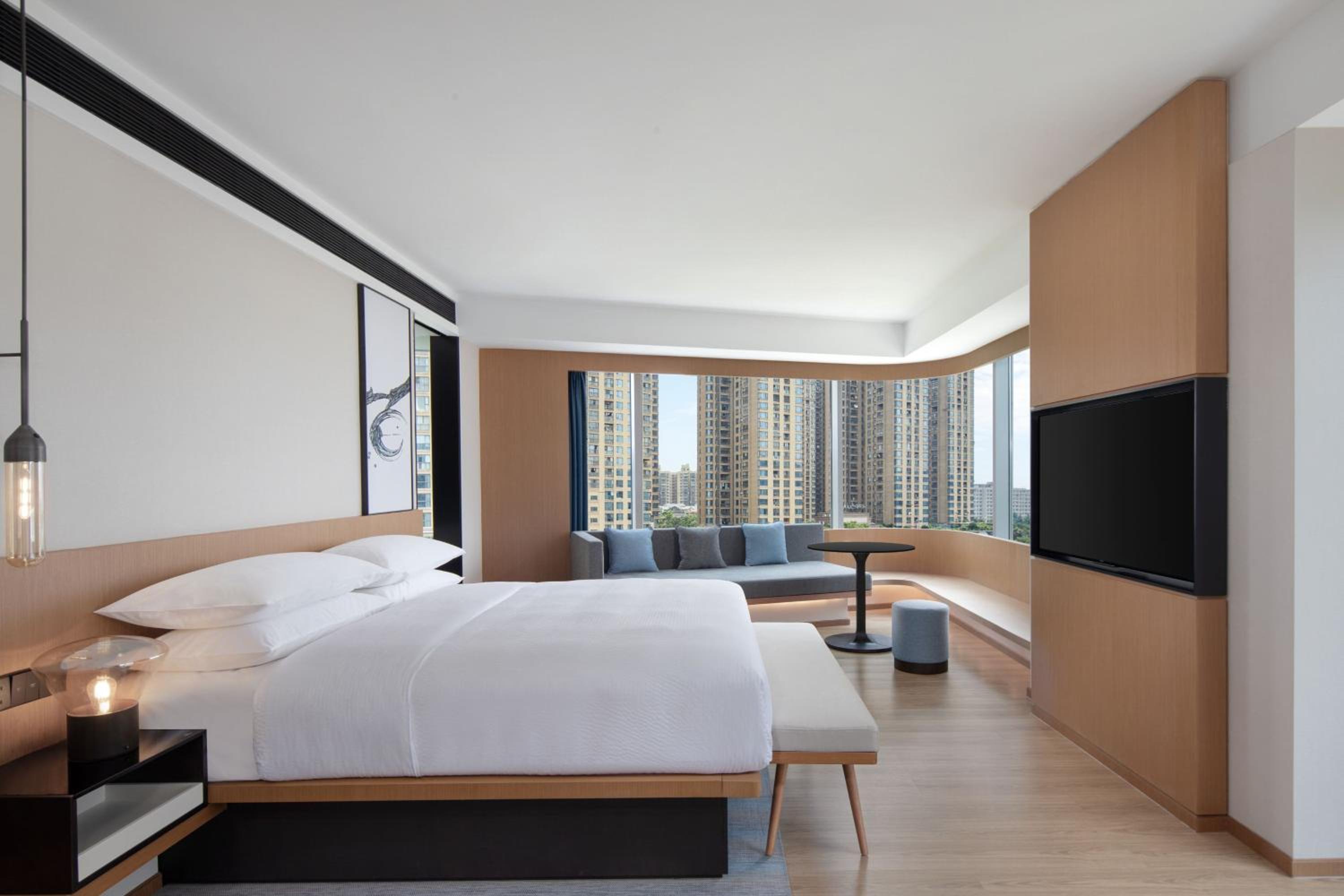 Superior King Room with City View photo 3