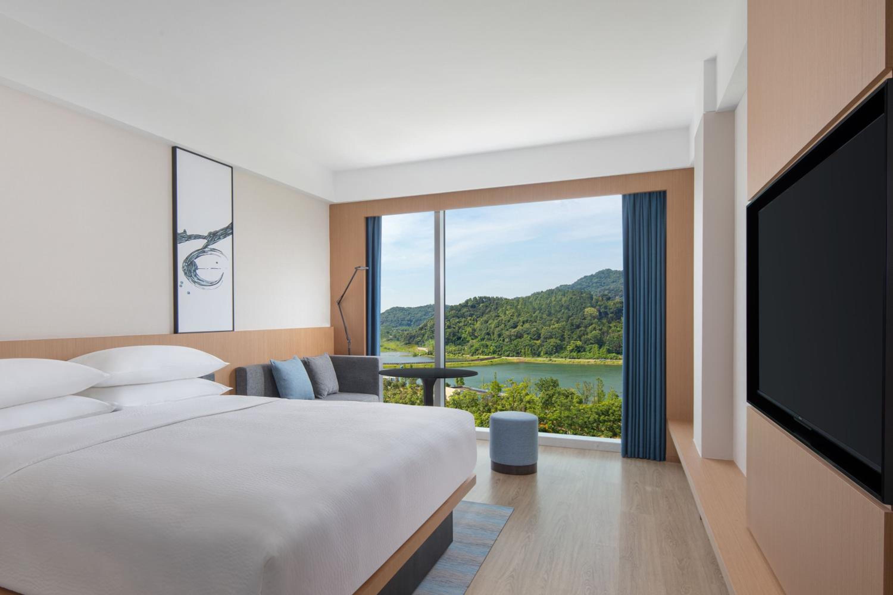 Deluxe King Room with Lake View photo 2