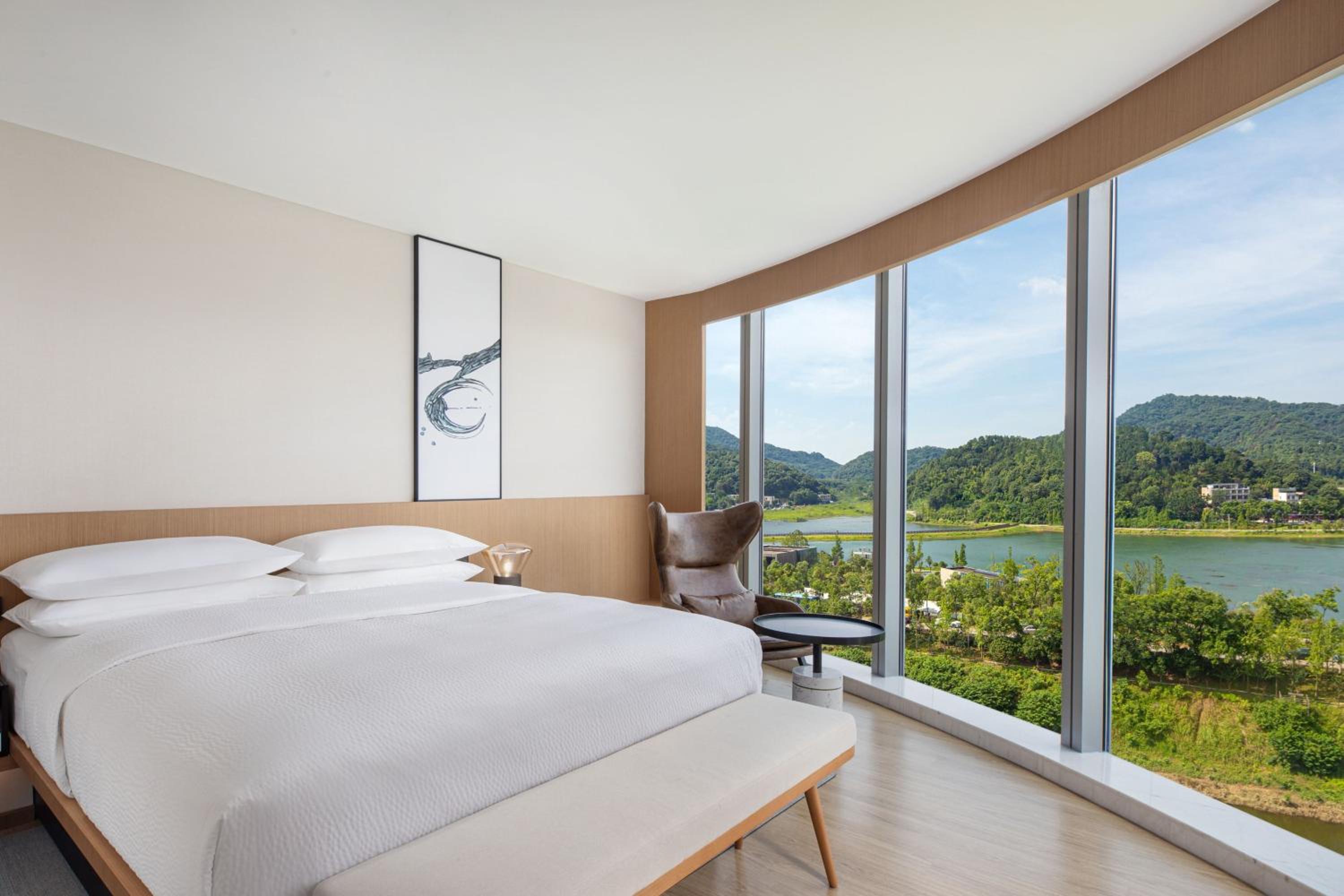 One-Bedroom Grand-Deluxe King Suite with Lake View photo 2