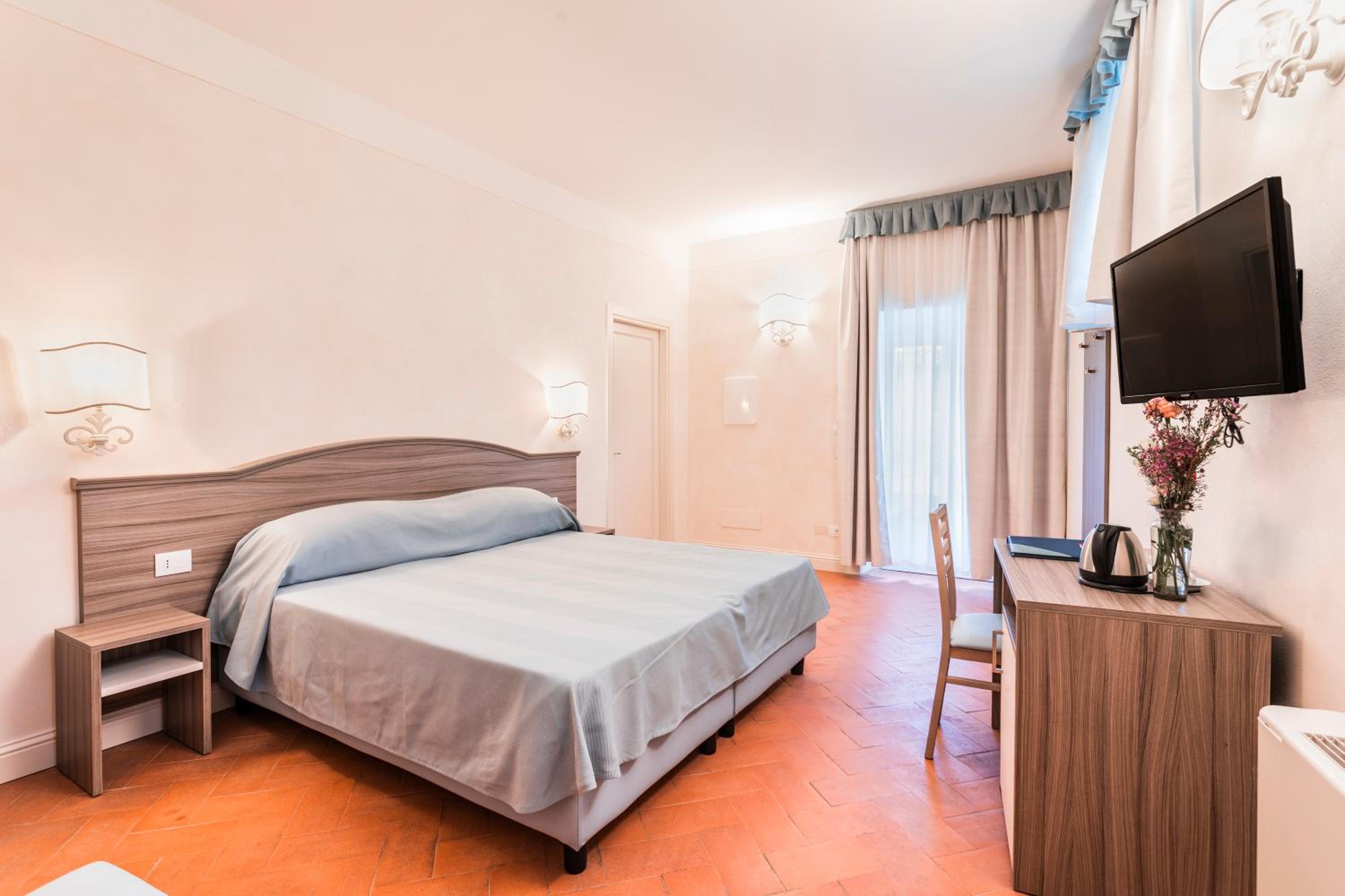 Double or Twin Room with Balcony - Photo 1