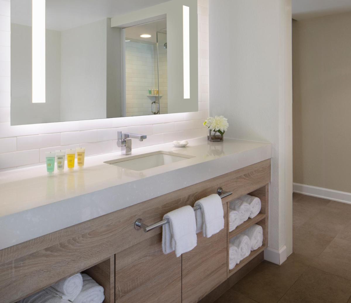 Oceanfront Junior King Suite photo 3