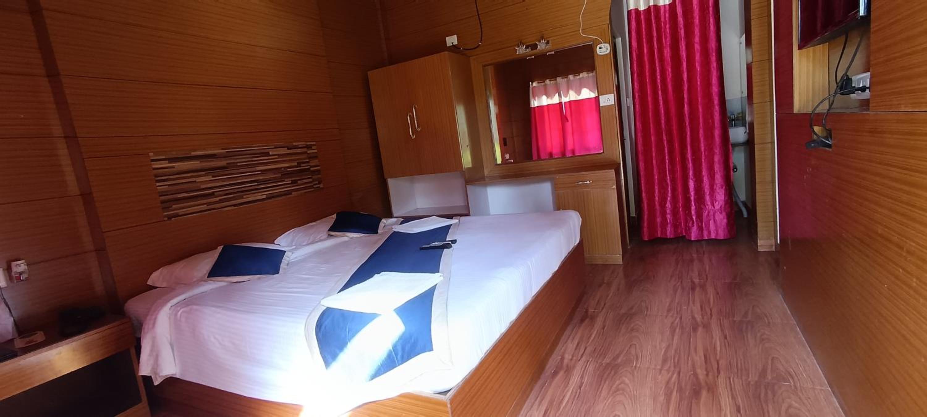 Deluxe Double Room (2 Adults + 1 Child) photo 2