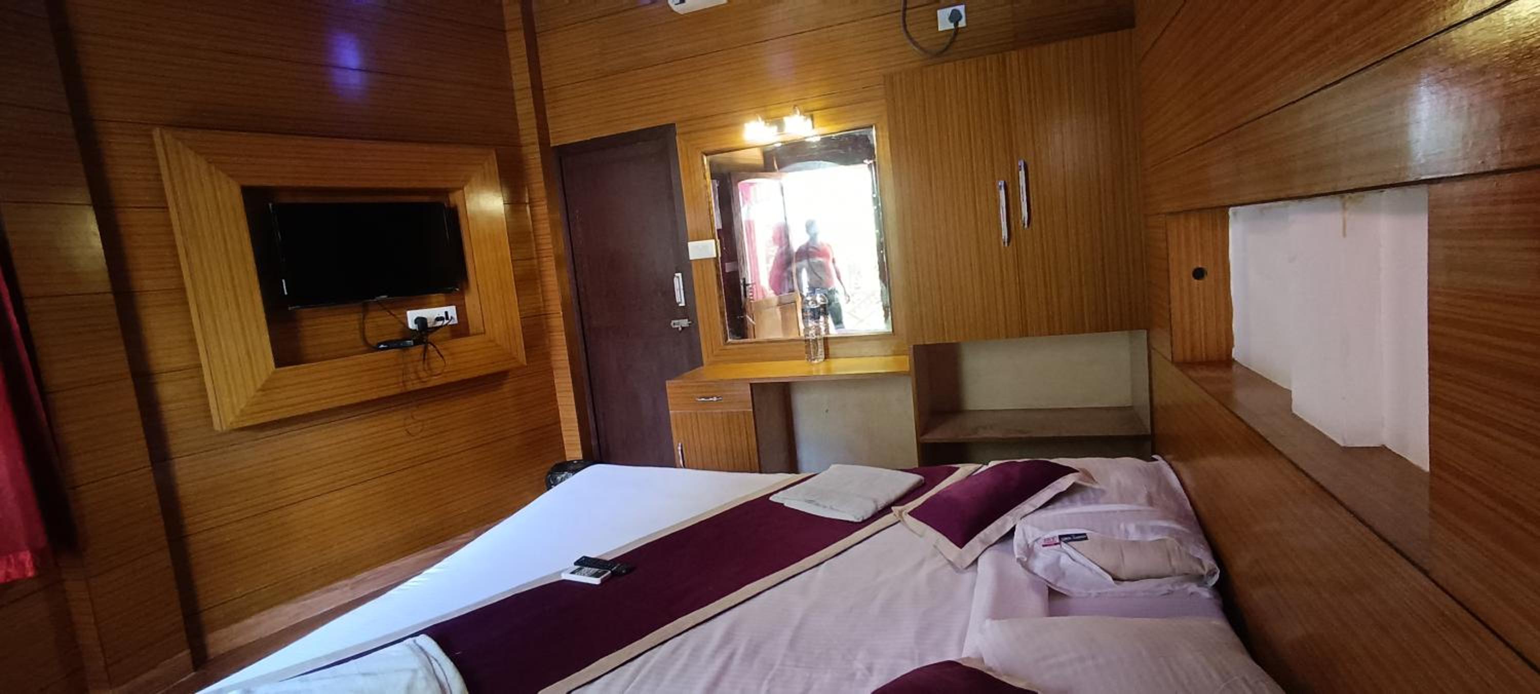 Deluxe Double Room (2 Adults + 1 Child) photo 3
