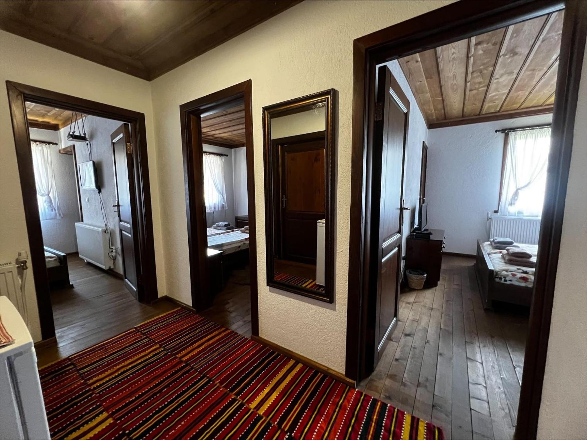 Eight-Bedroom House photo 1