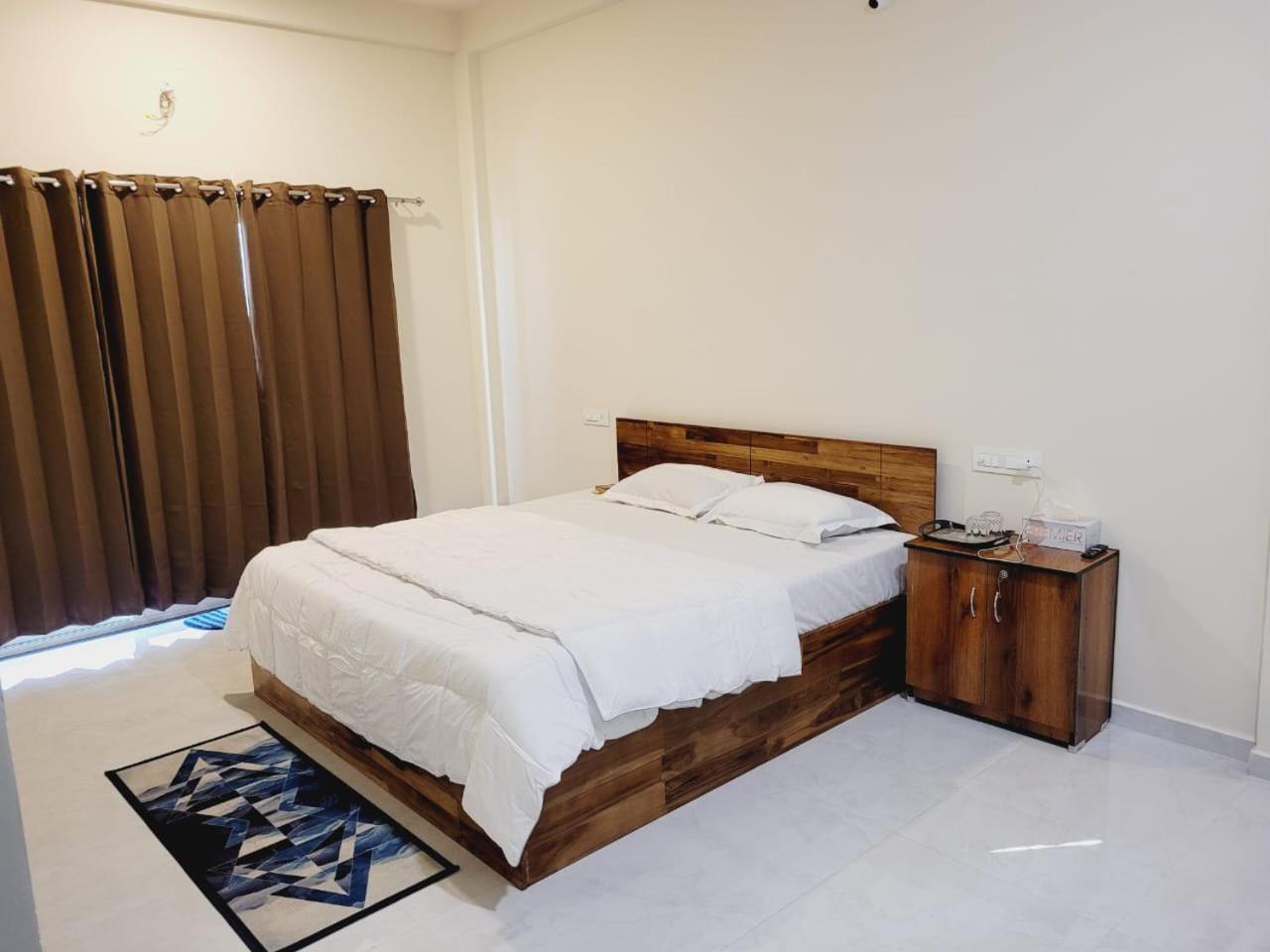 Deluxe Double Room (2 Adults + 1 Child)