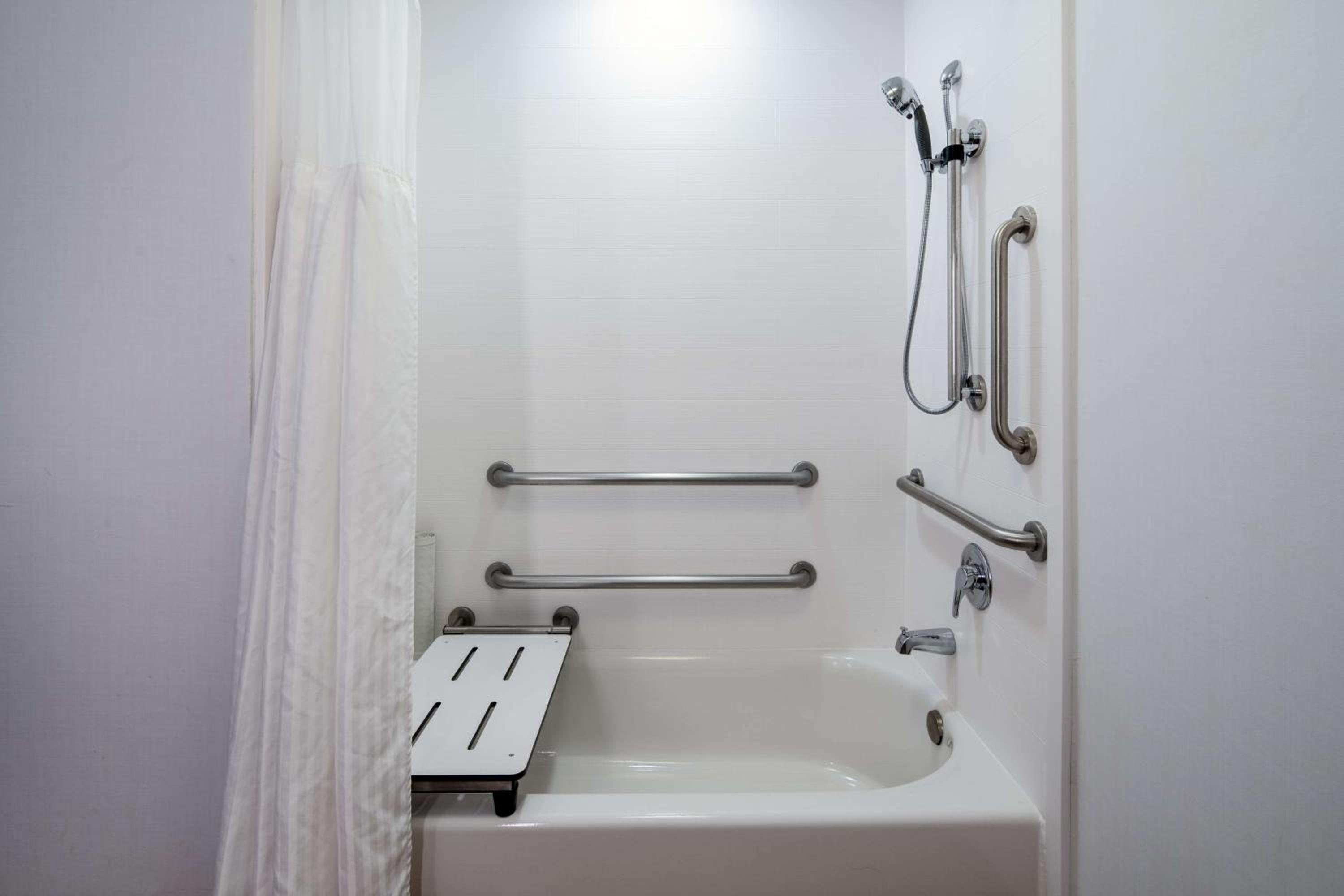 King Room with Accessible Tub - Mobility Access - Photo 4