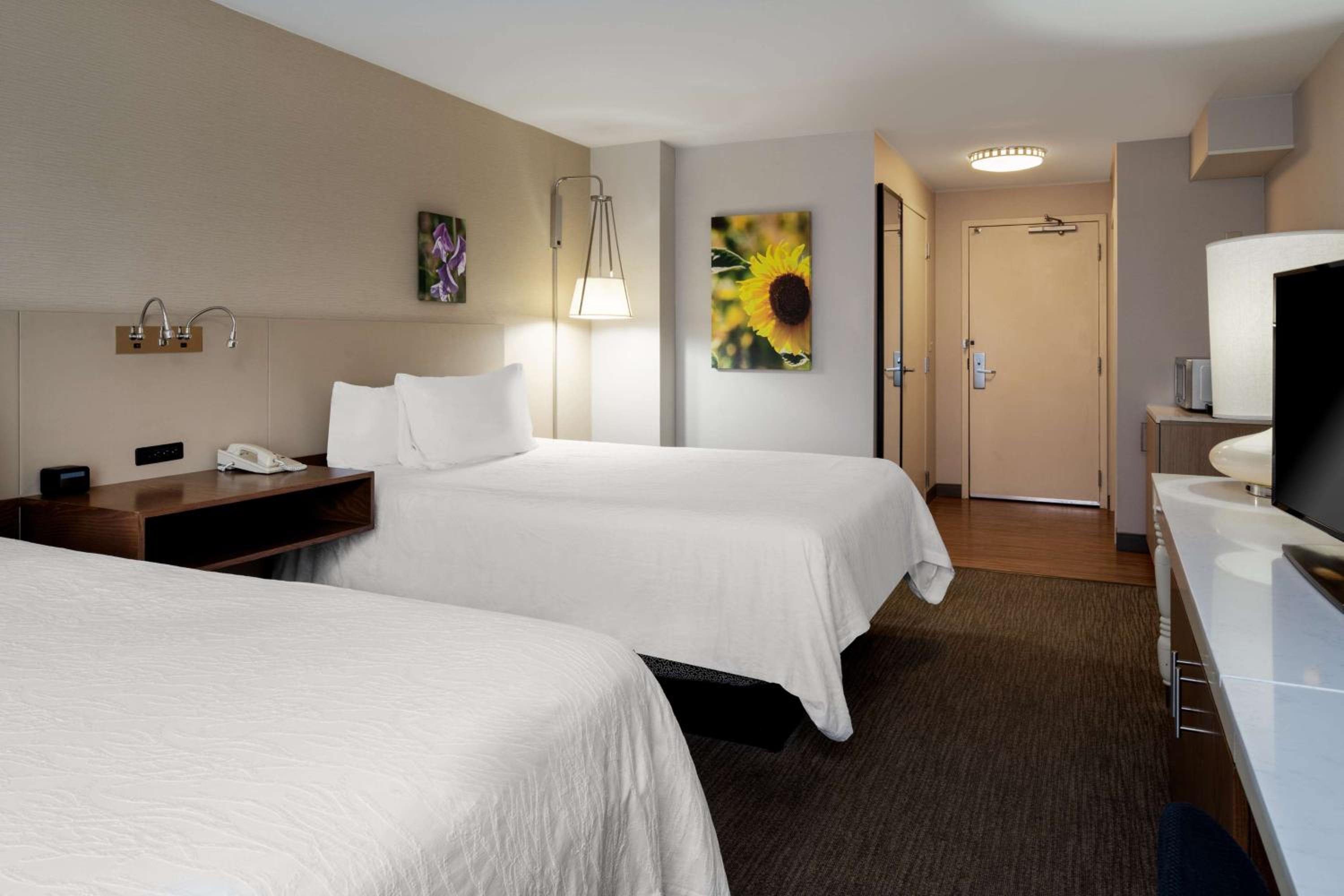 Queen Room with Two Queen Beds - Photo 4