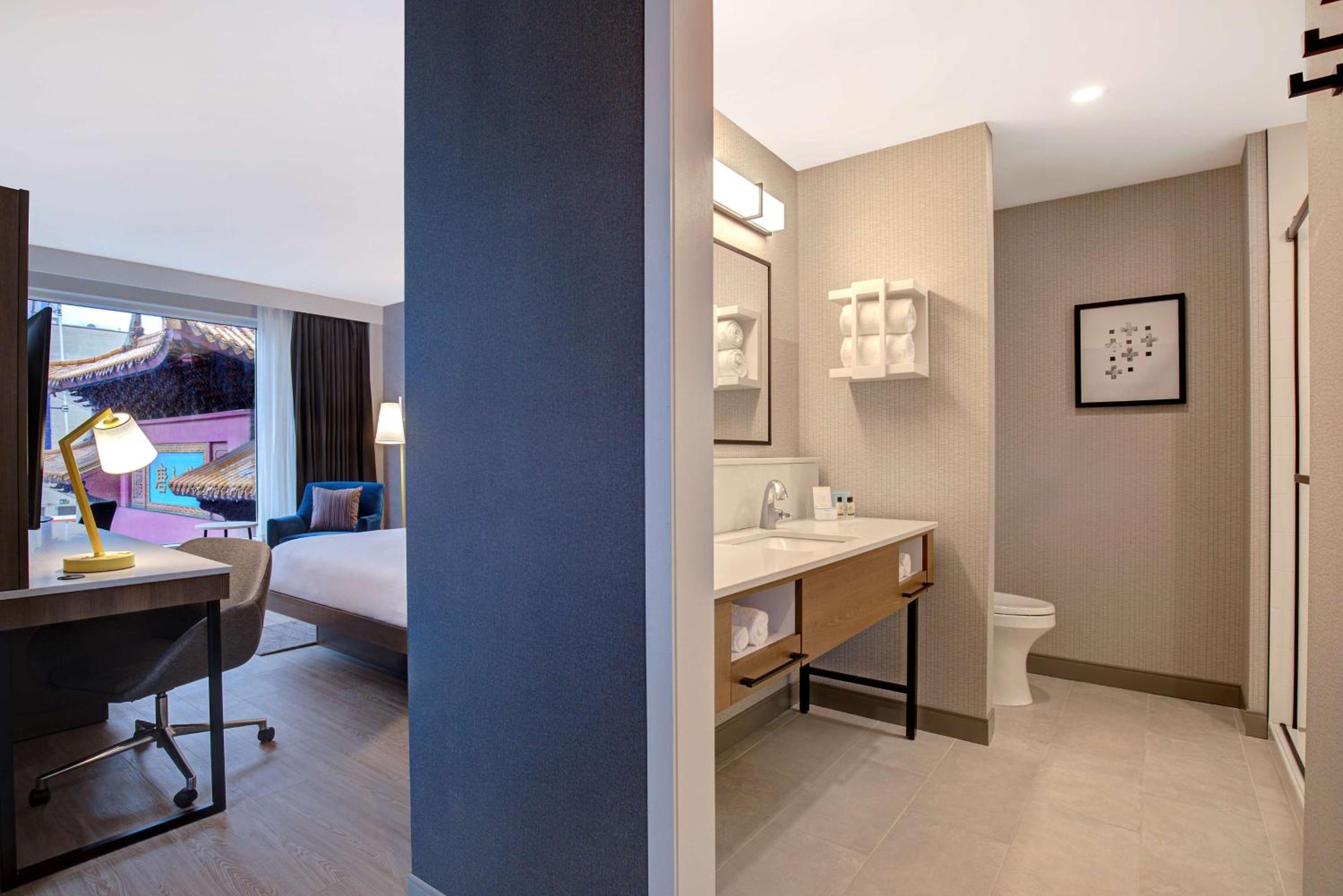 King Room with Sofa Bed - Photo 3