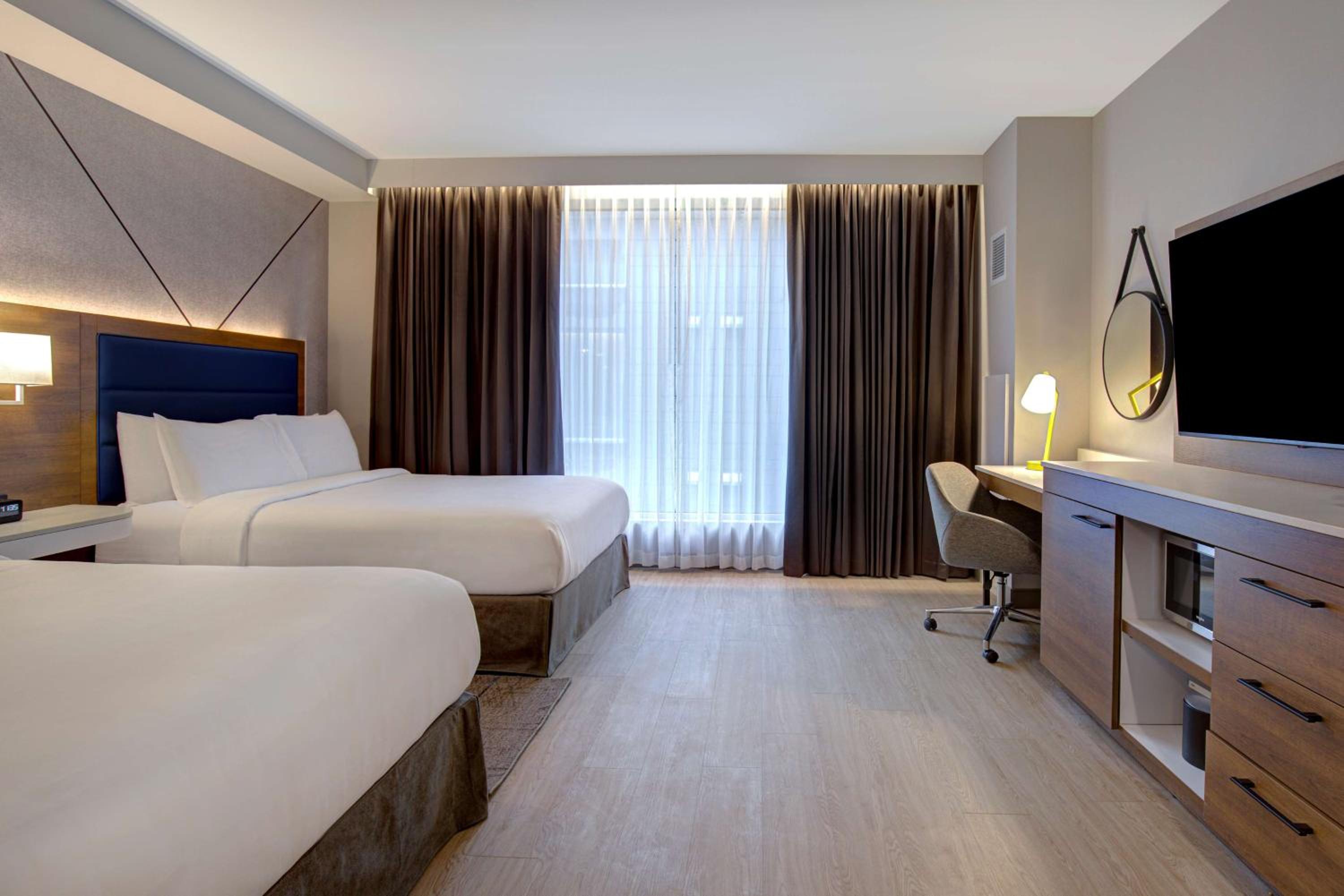 Queen Room with Two Queen Beds - Photo 3