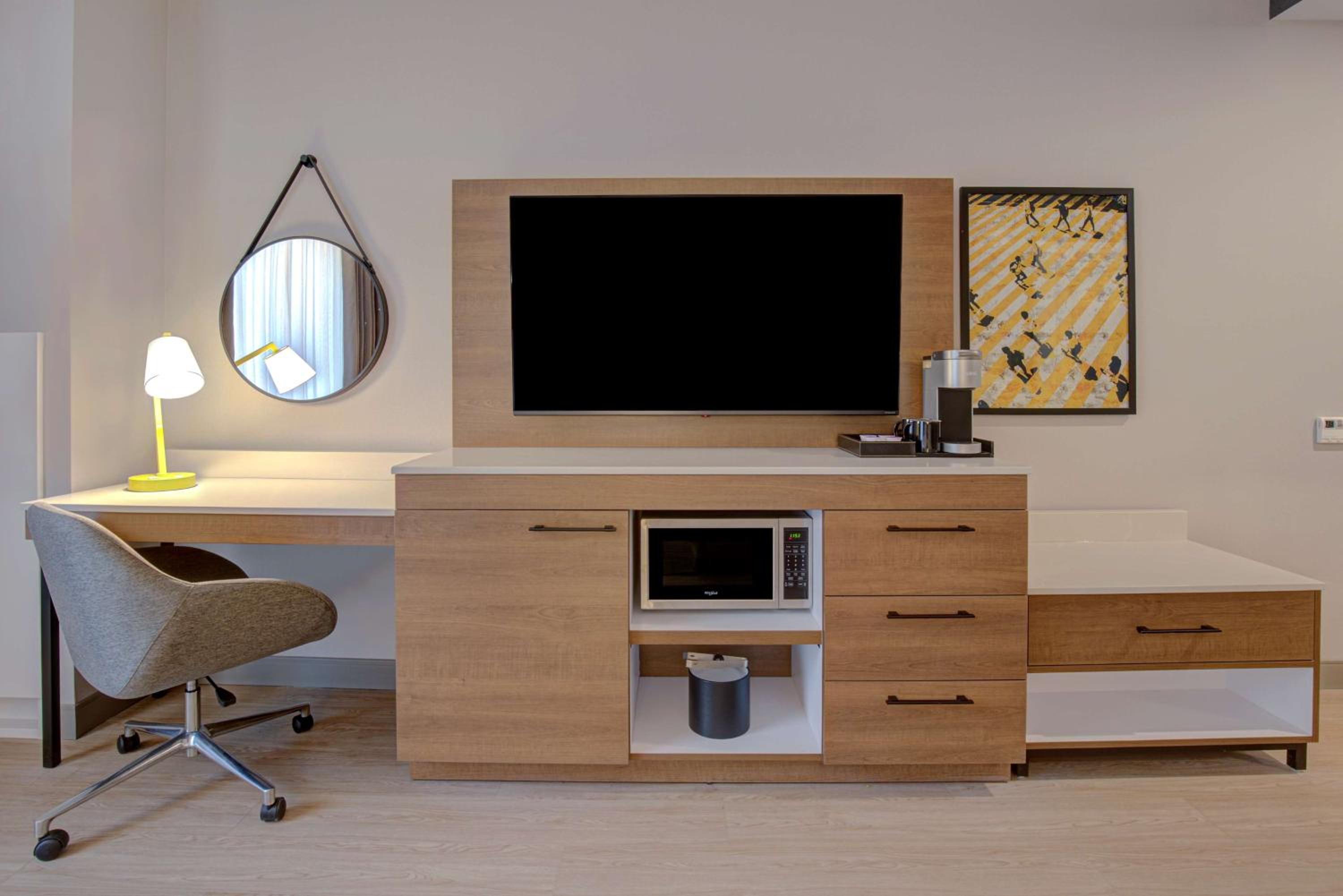 King Room with Sofa Bed - Photo 4