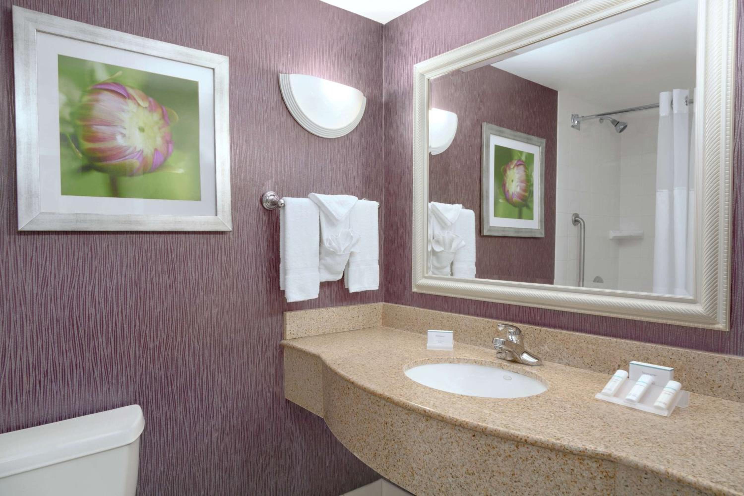 Queen Room with Two Queen Beds - Photo 4
