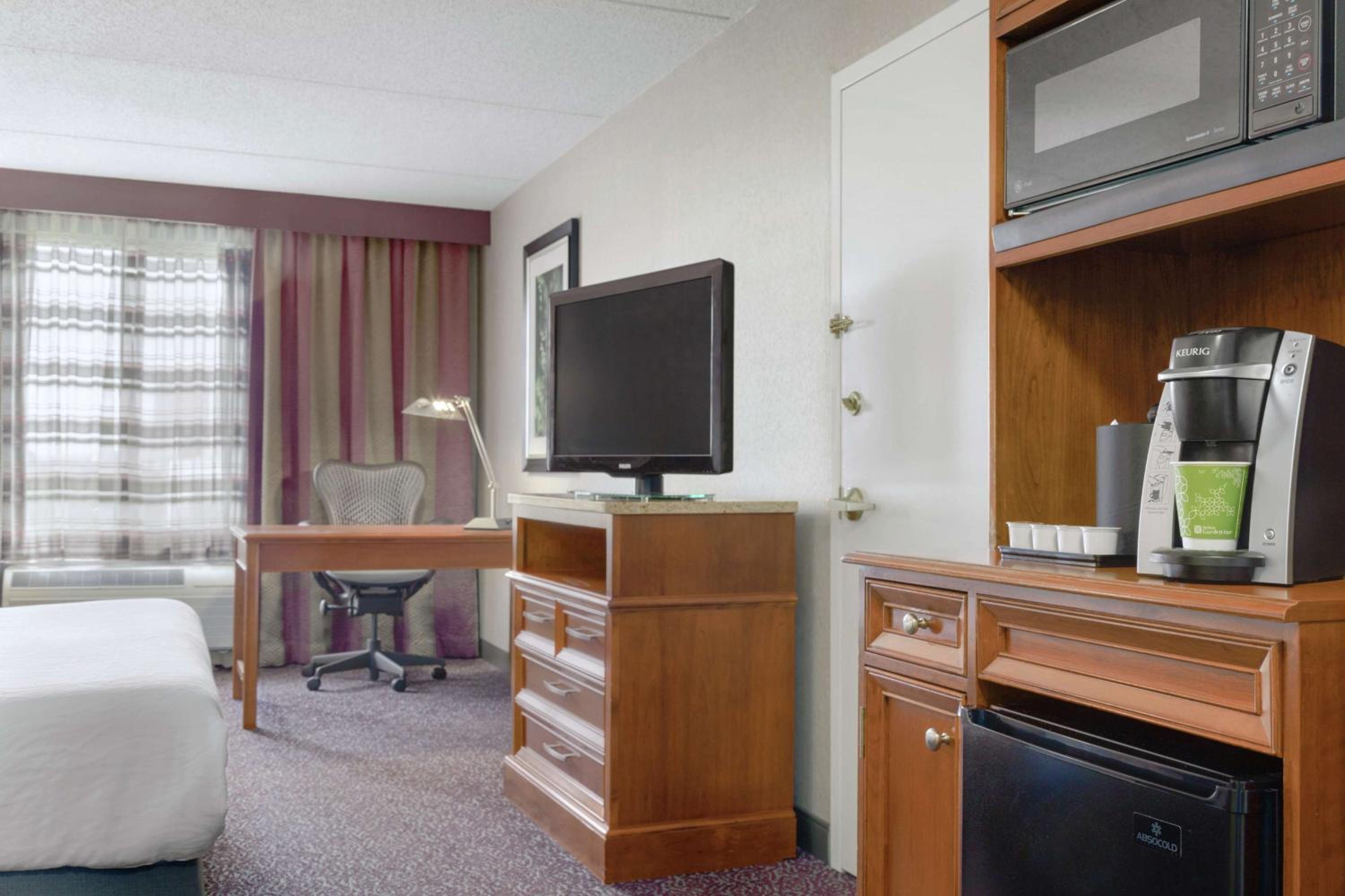 Queen Room with Two Queen Beds - Photo 2