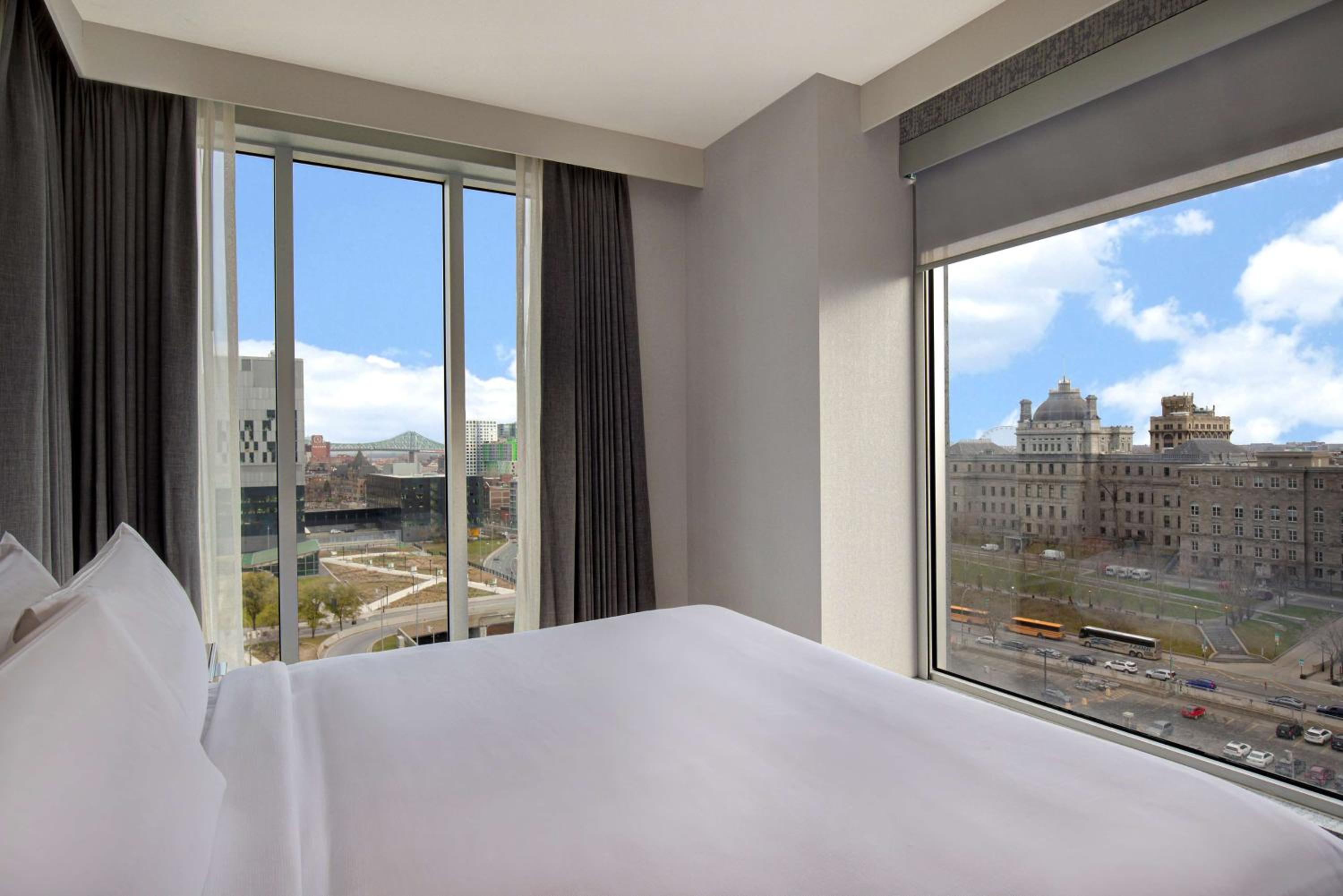 One-Bedroom King Suite with Balcony - Non-Smoking