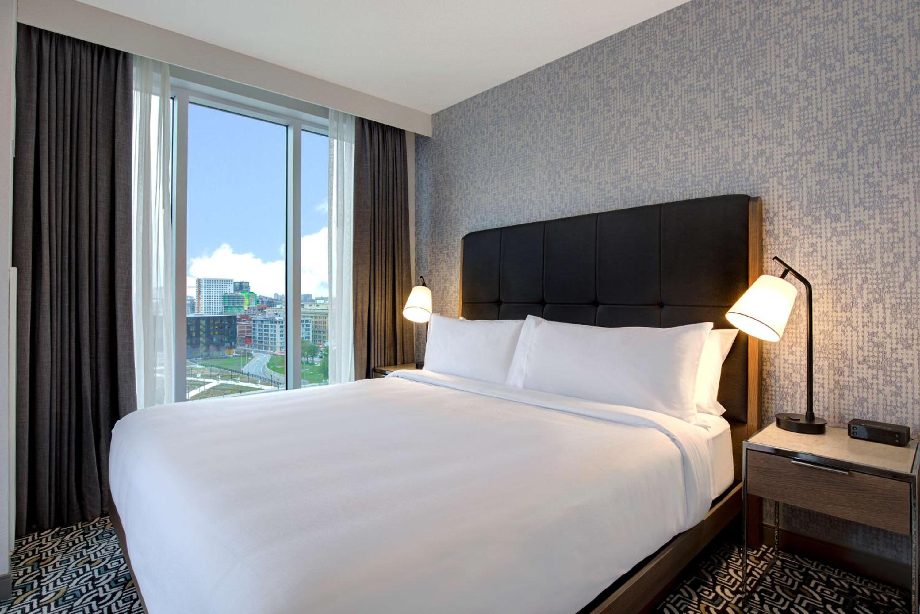 One-Bedroom King Suite with Balcony - Non-Smoking
