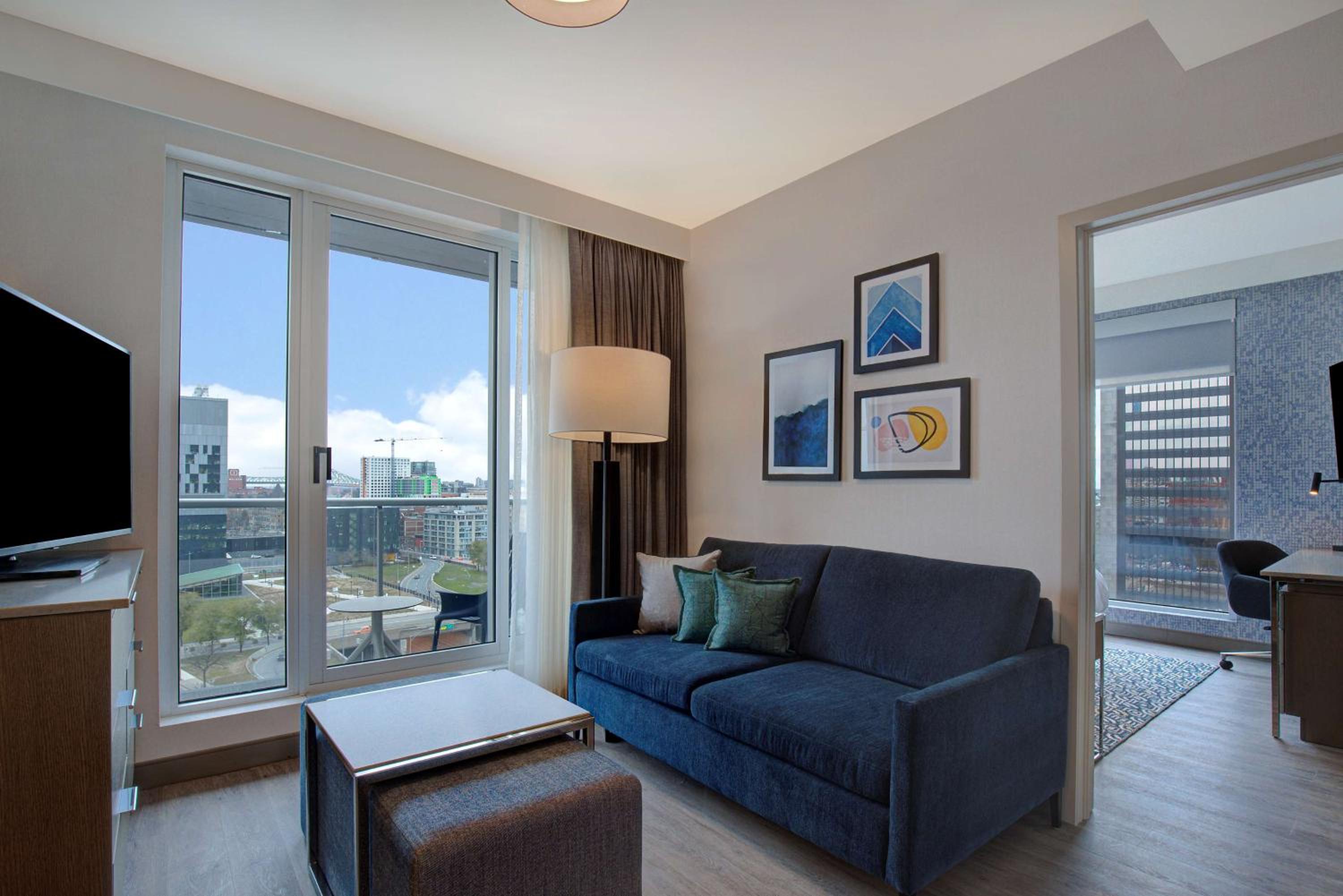One-Bedroom King Suite with Balcony - Non-Smoking thumbnail 5