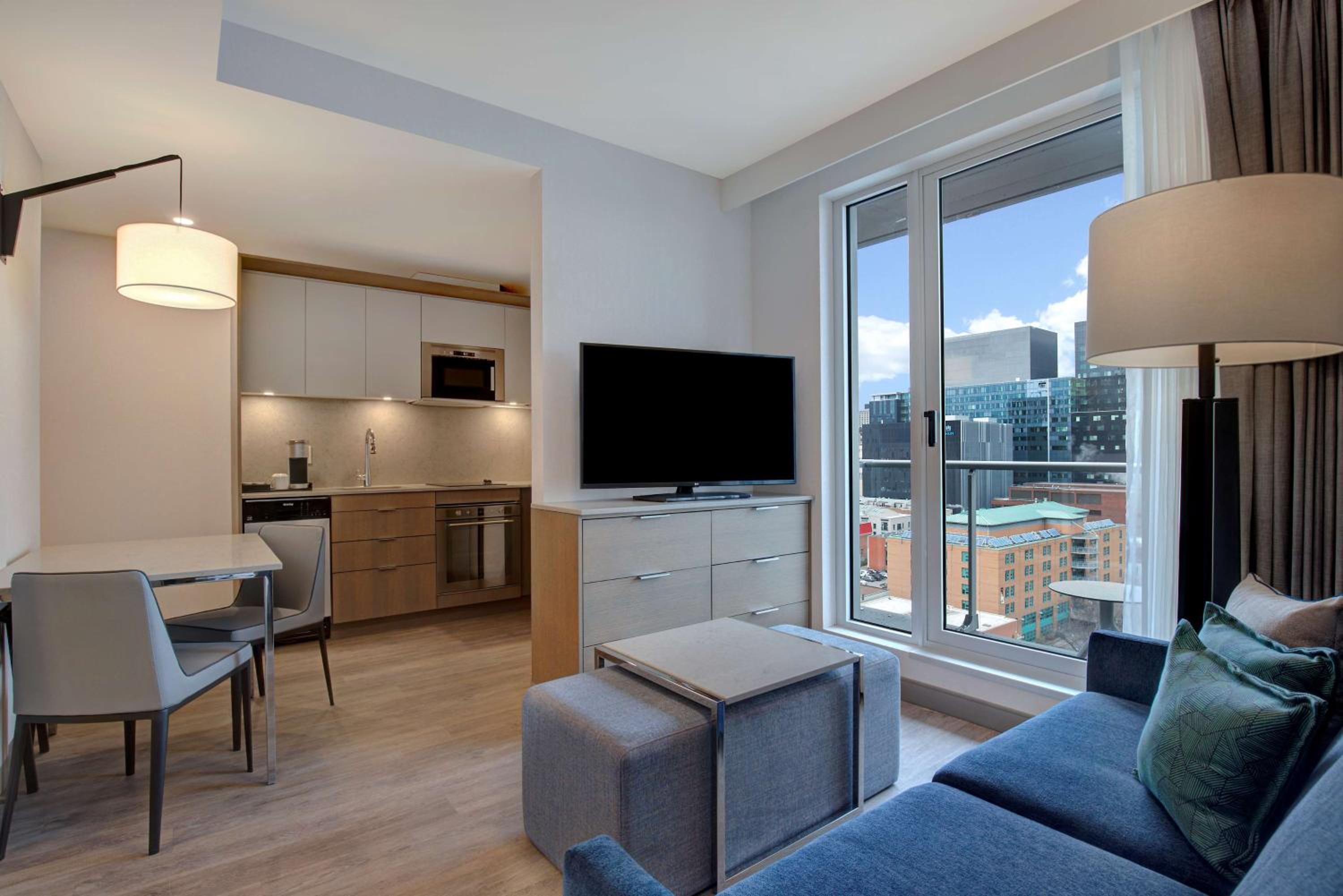 One-Bedroom King Suite with Balcony - Non-Smoking thumbnail 6