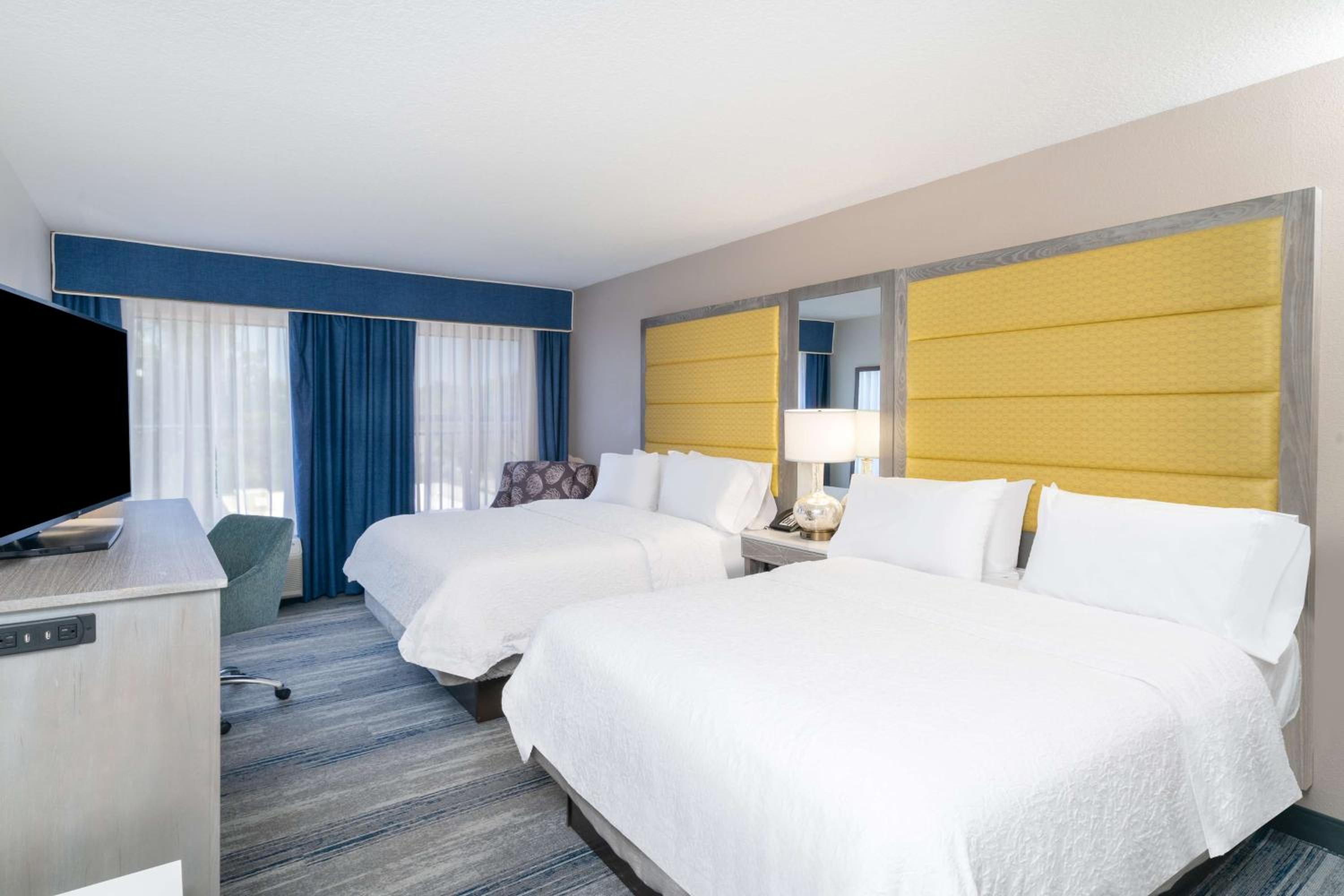 Room with Two Queen Beds - Non-Smoking - Photo 3