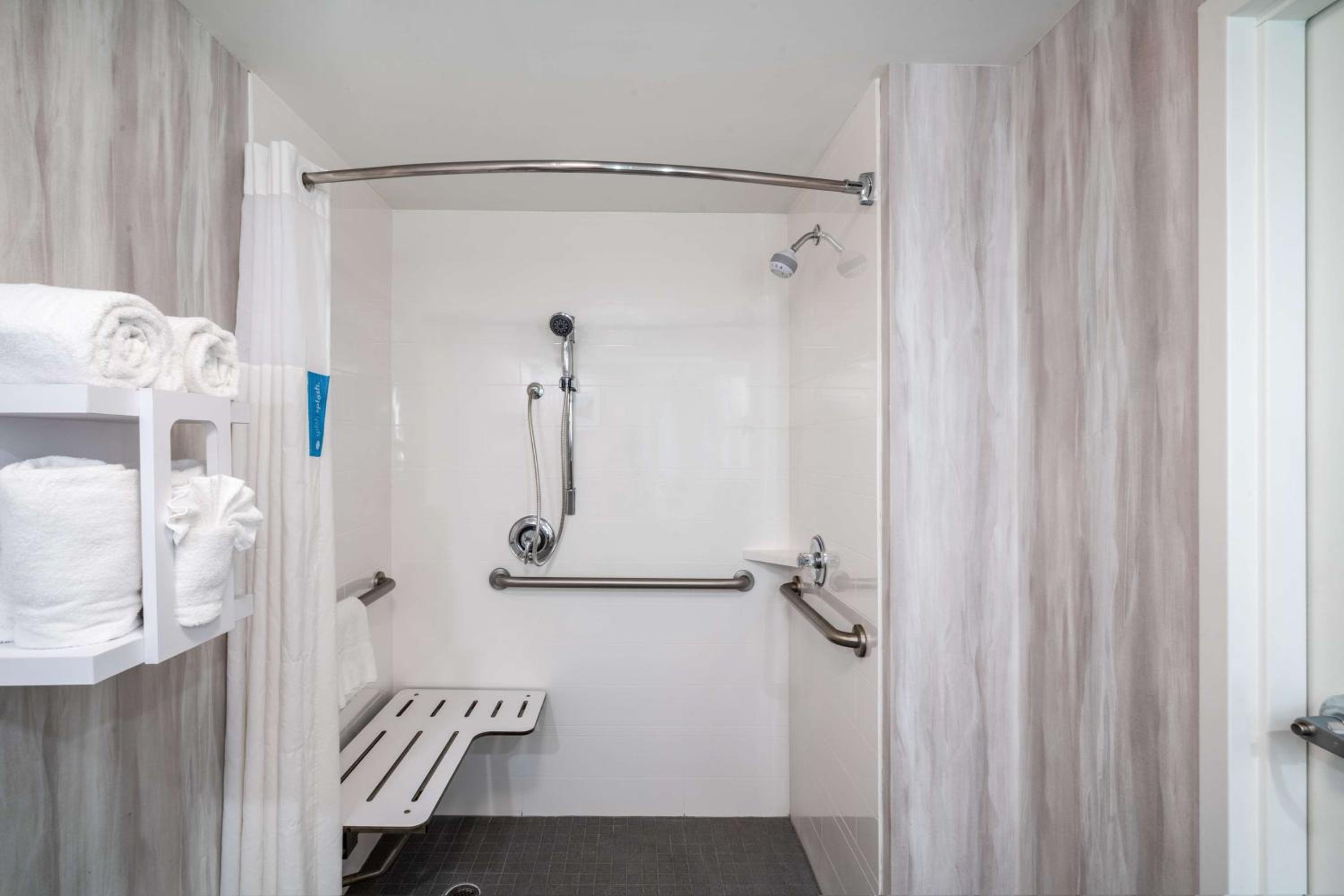 King Room with Roll-In Shower - Mobility and Hearing Access/Non-Smoking - Photo 3