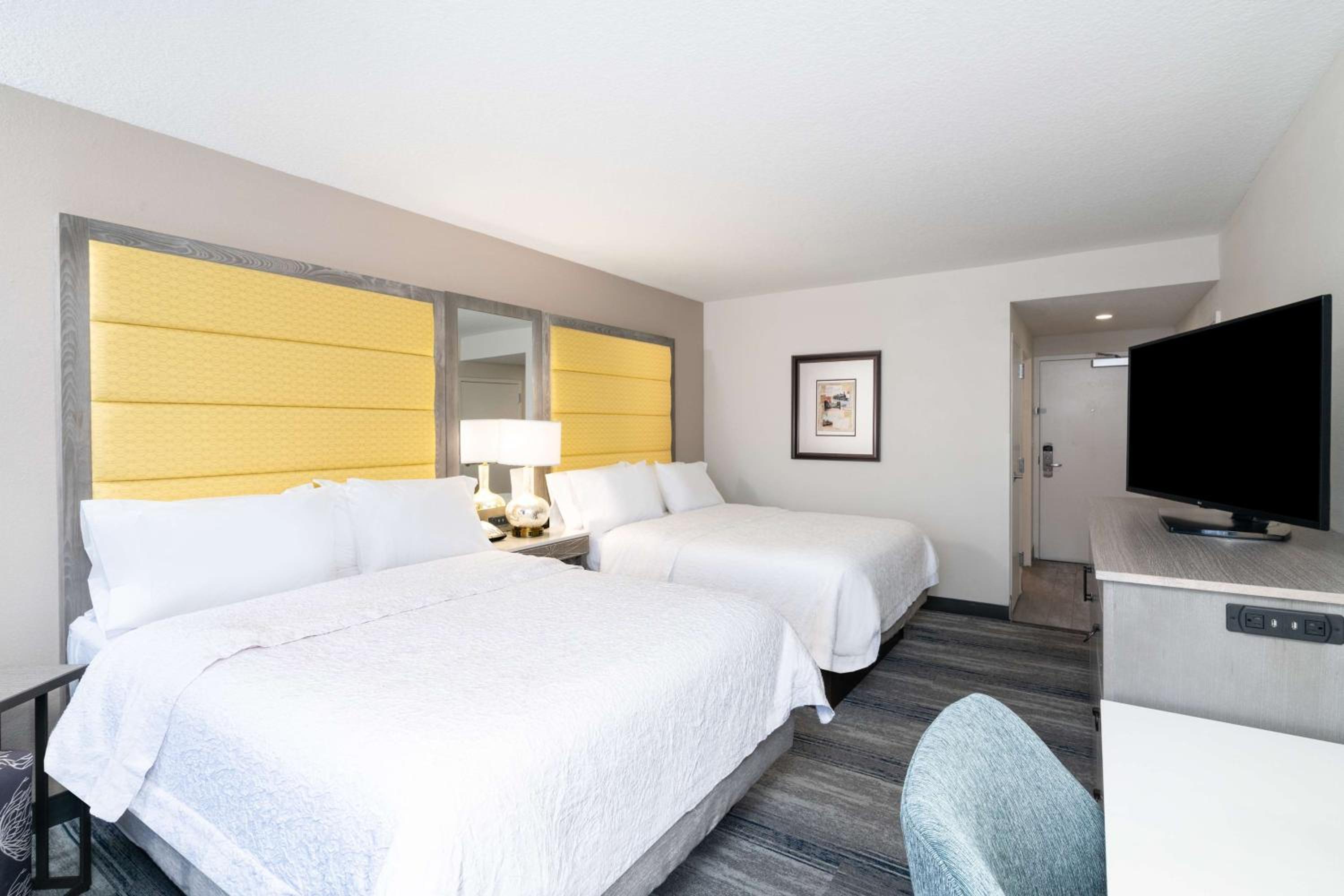 Room with Two Queen Beds - Non-Smoking - Photo 4