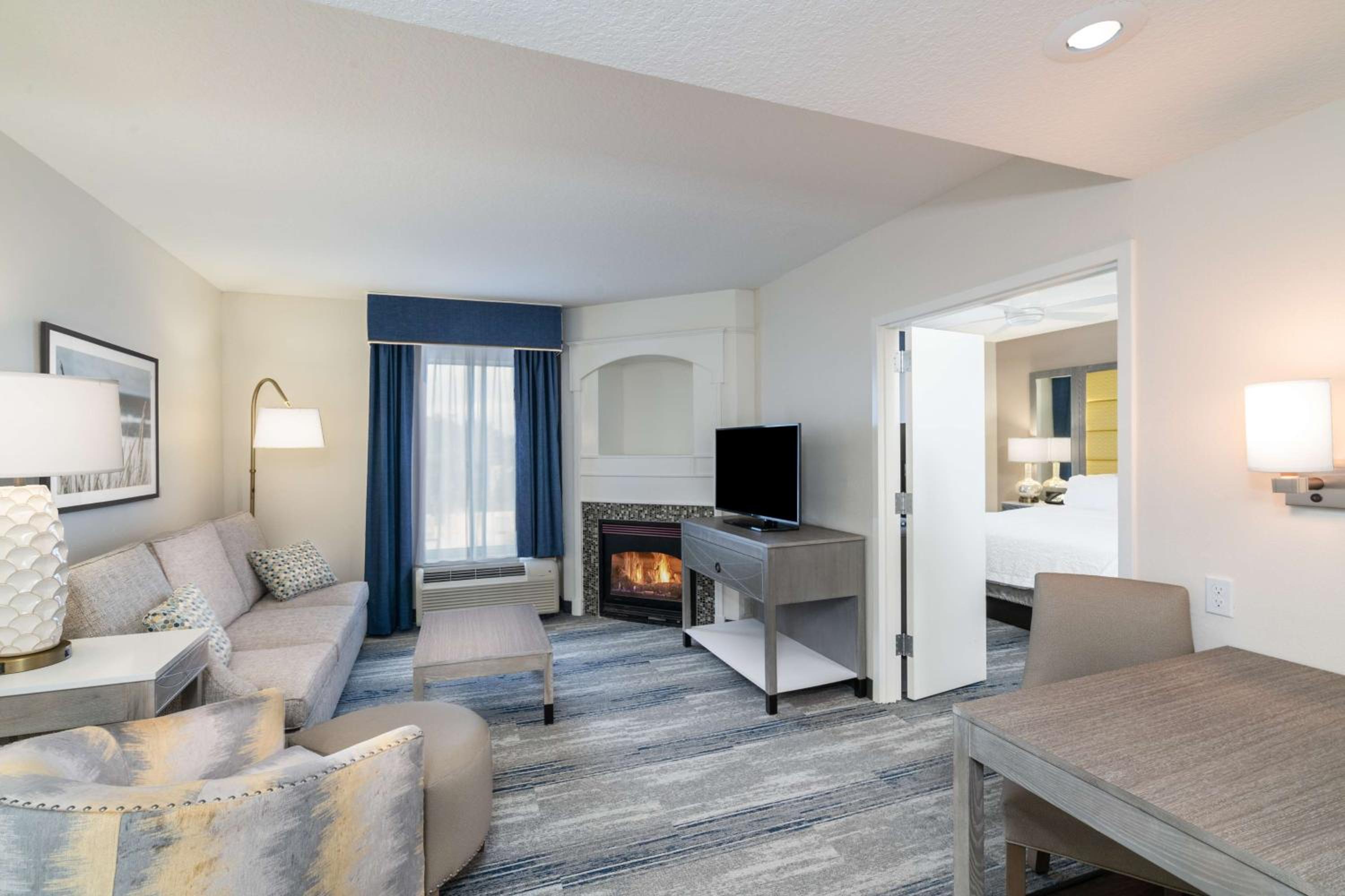 One-Bedroom Suite with Two Queen Beds - Non-Smoking - Photo 2