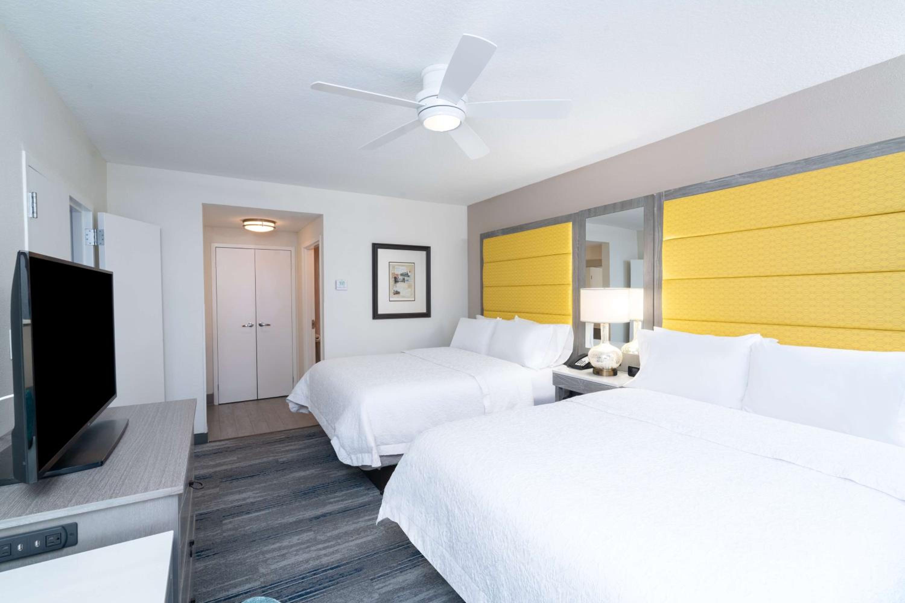 Queen Suite with Sofa Bed - Photo 2