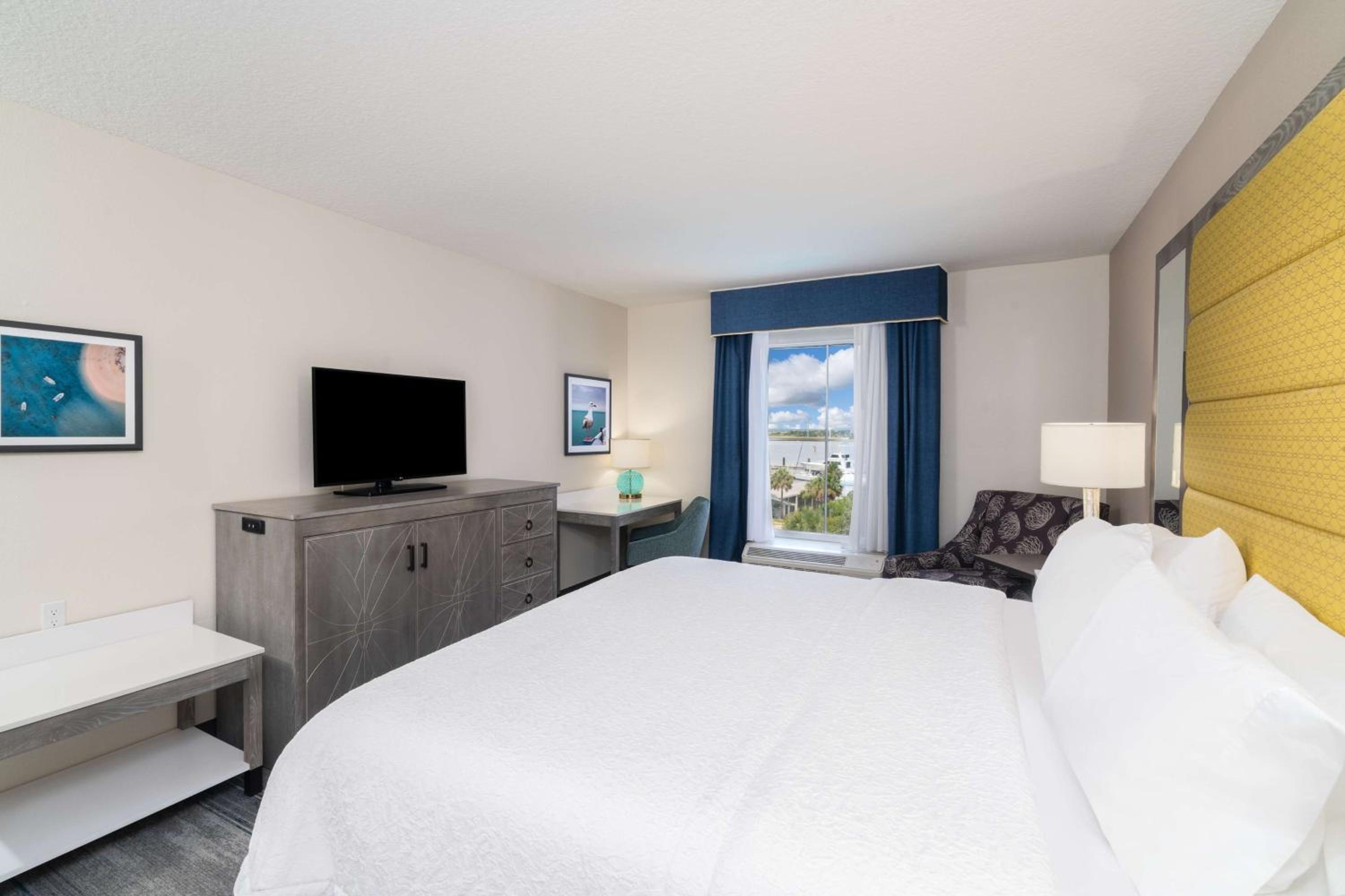 King Room with King Bed - Non-Smoking - Photo 3