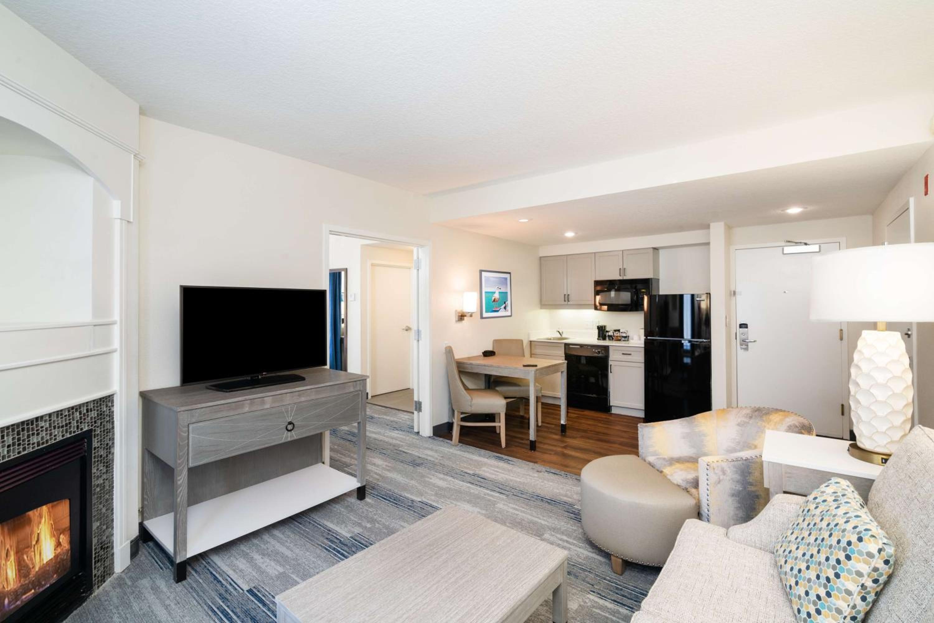 One-Bedroom Suite with Two Queen Beds - Non-Smoking - Photo 3