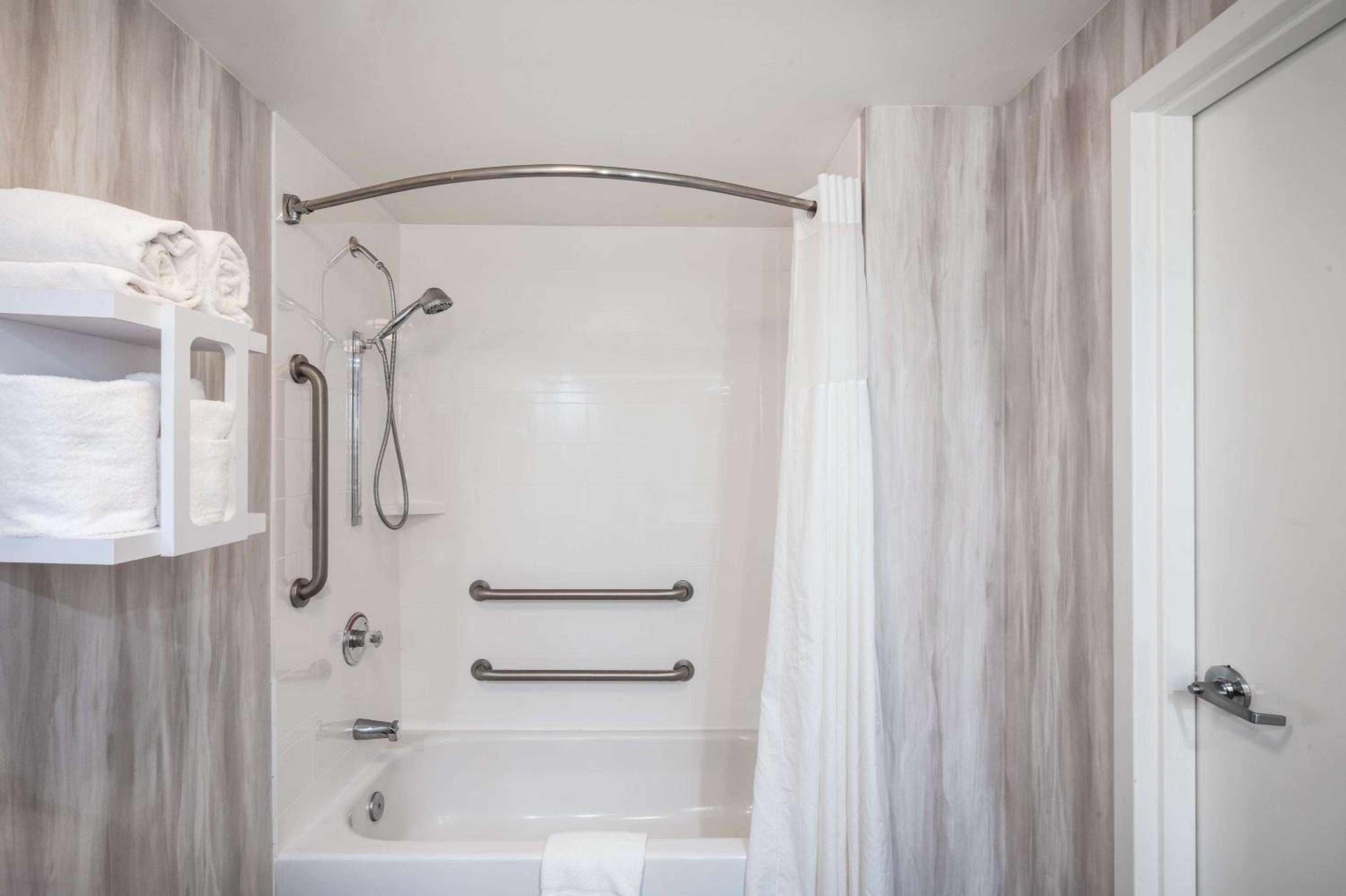 King Suite - Mobility and Hearing Access/Non-Smoking - Photo 3