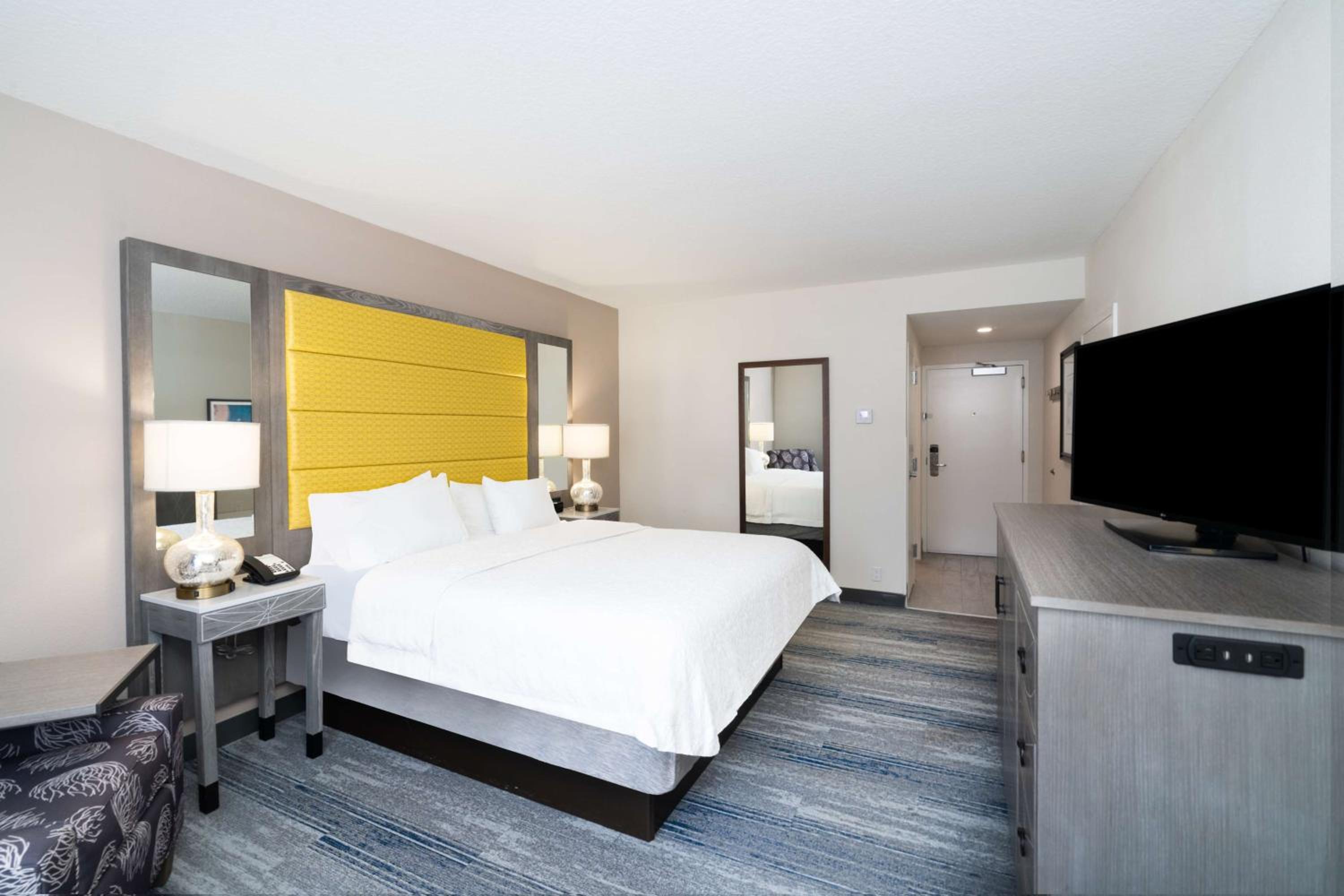 King Room with King Bed - Non-Smoking - Photo 2