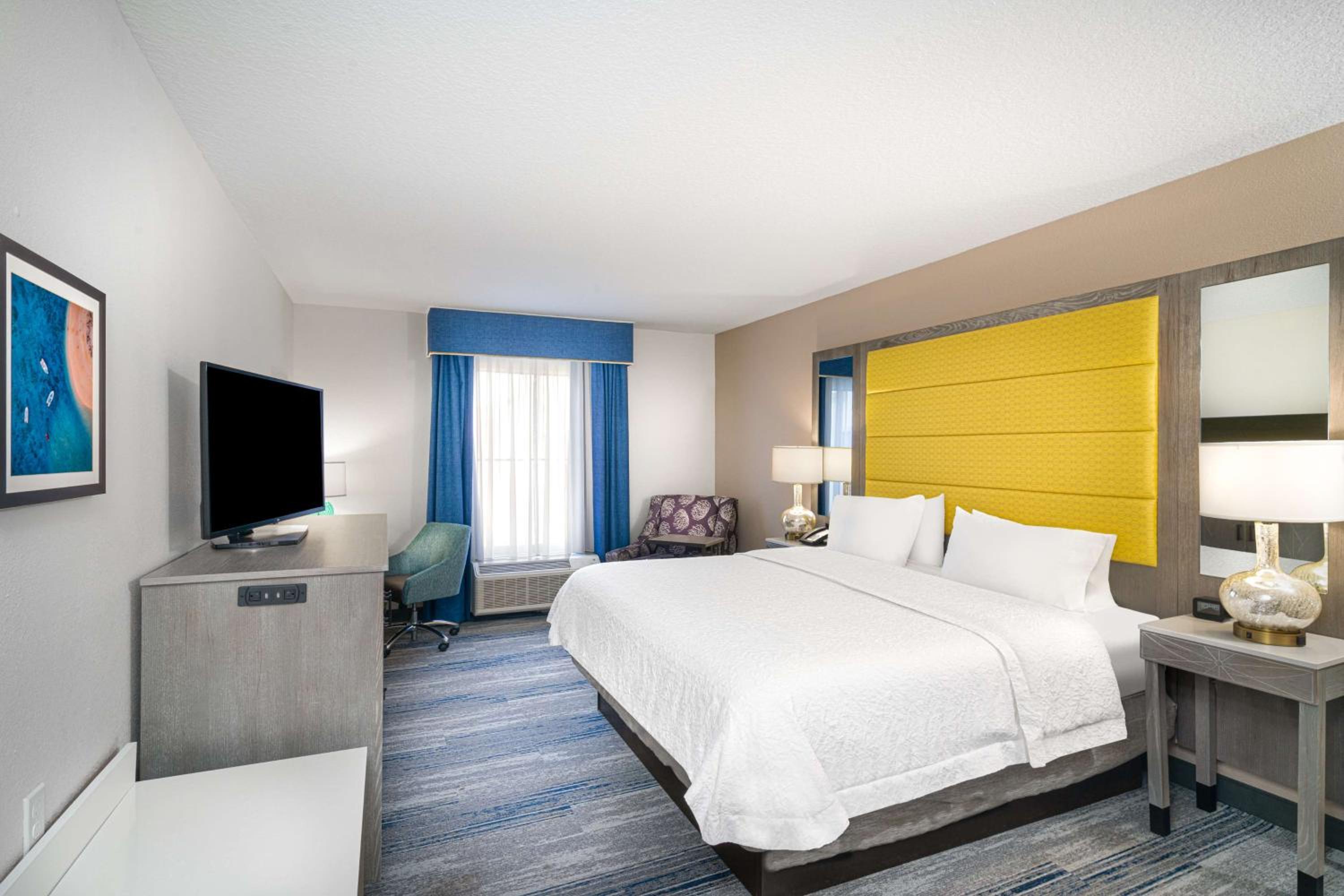 King Room with King Bed - Non-Smoking - Photo 1