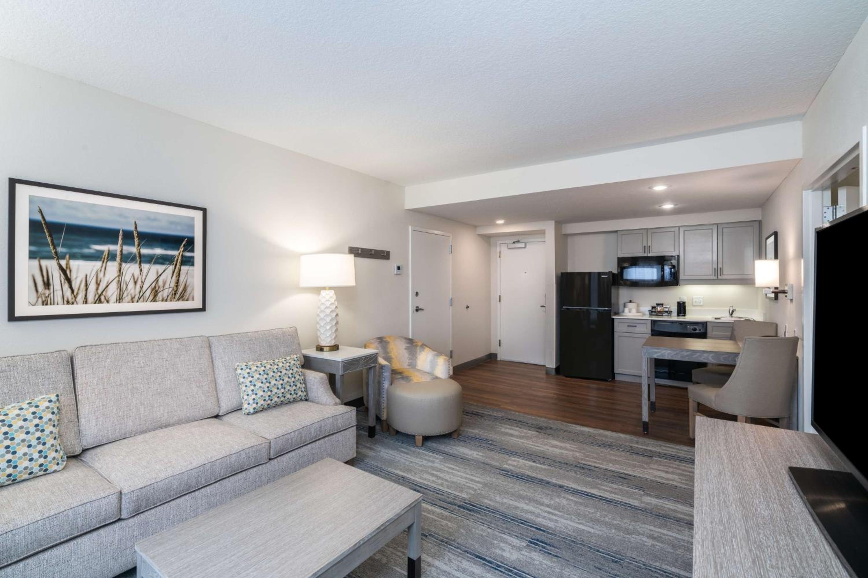 Queen Suite with Sofa Bed - Photo 3