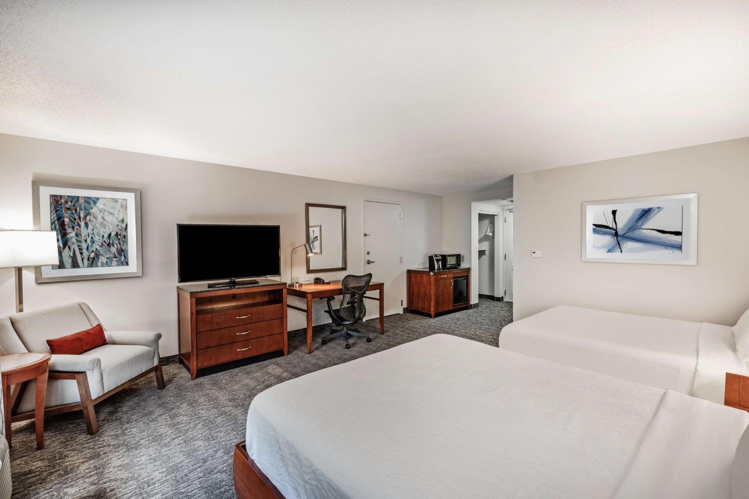 Queen Room with Two Queen Beds - Photo 3