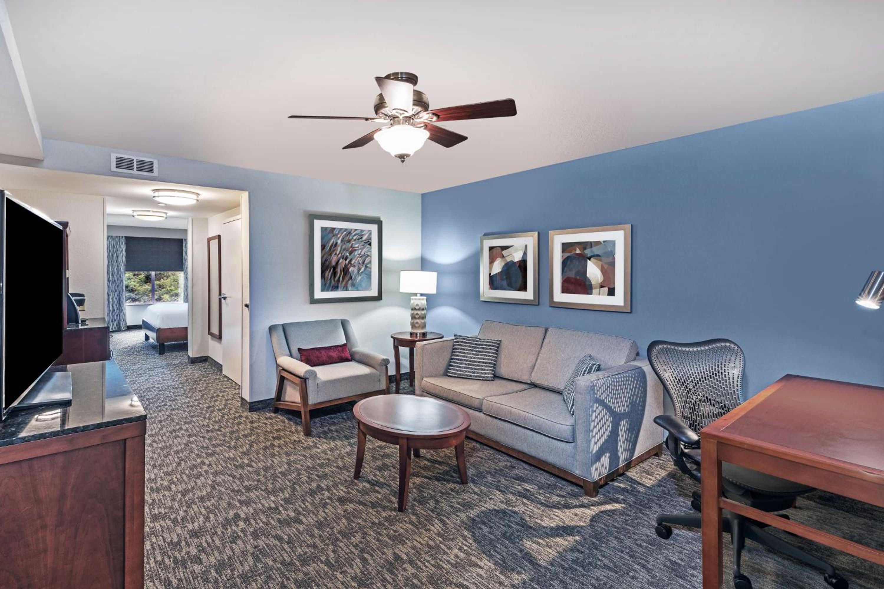 Junior King Suite with Seating Area - Photo 3