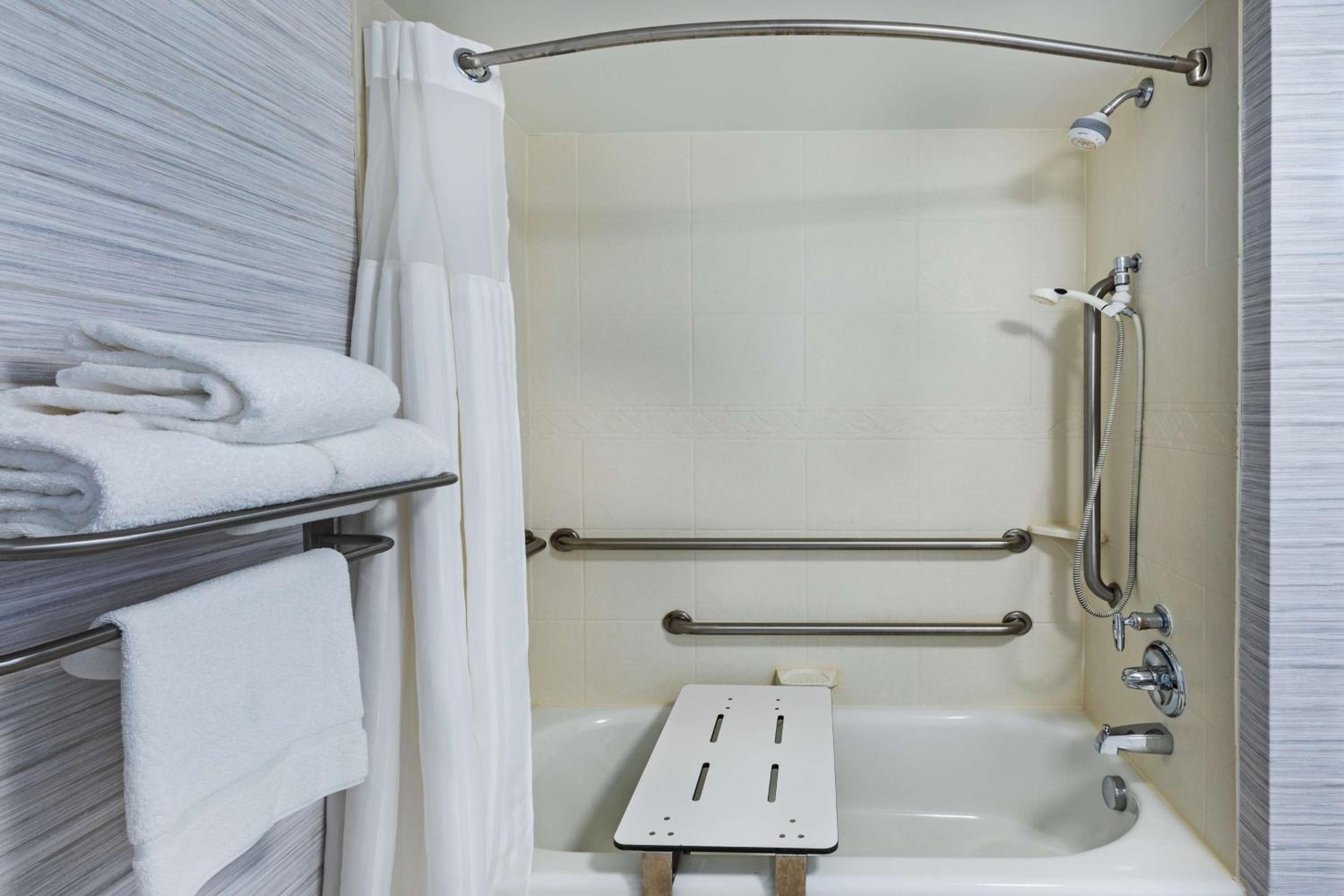 King Room with Bath Tub - Mobility Access - Photo 2