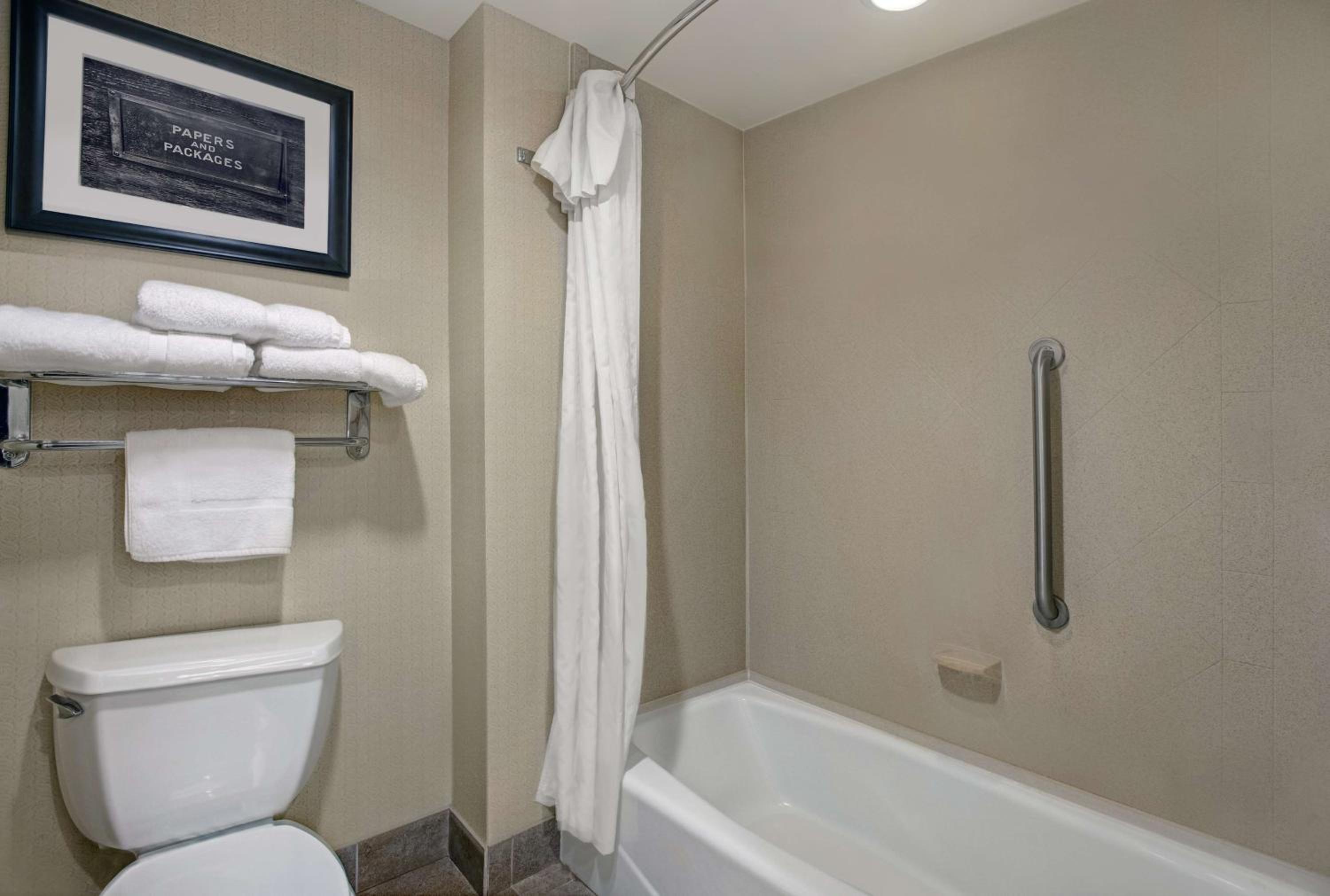 One-Bedroom Premium Suite with Two Queen Beds - Non-Smoking - Photo 4