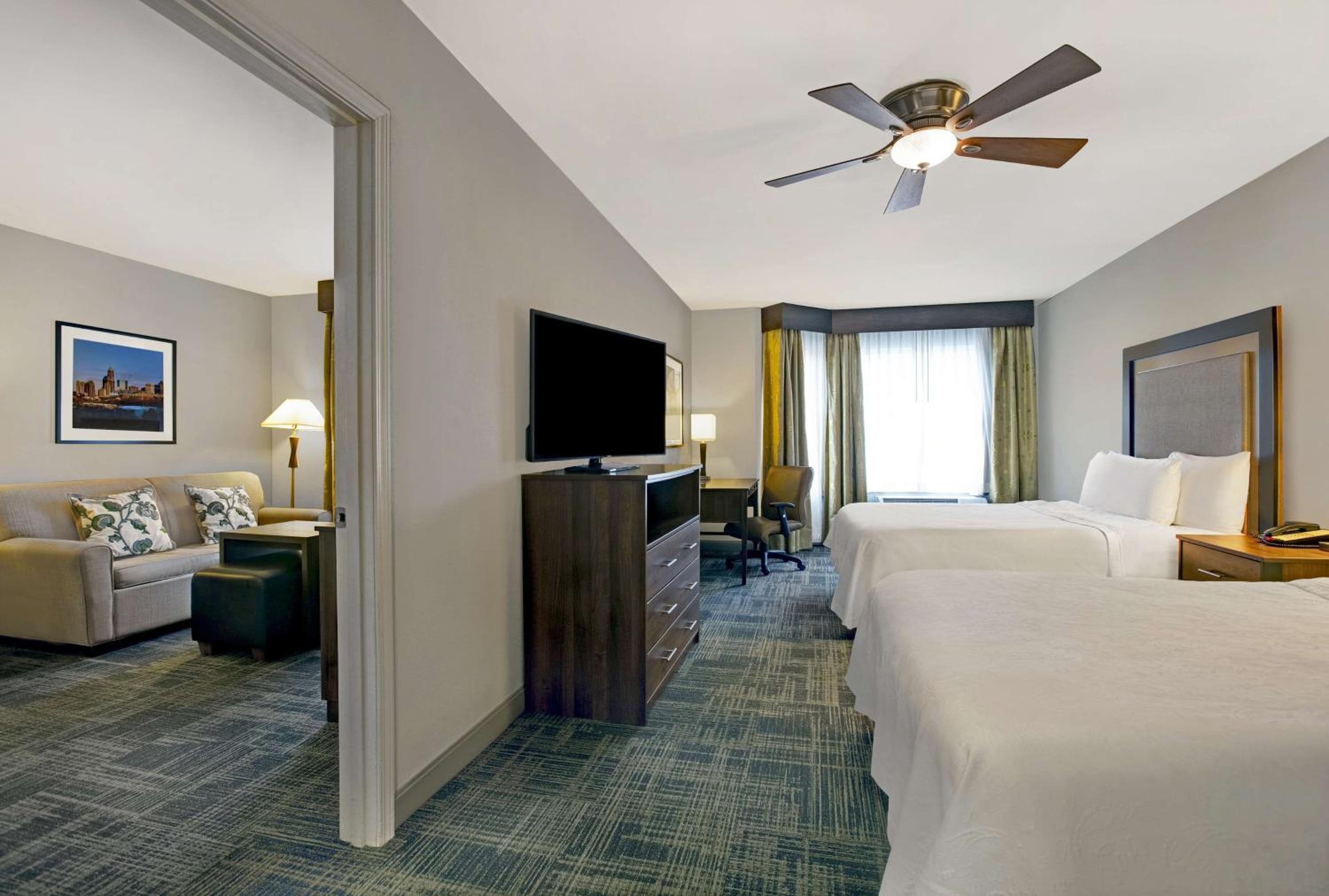 One-Bedroom Premium Suite with Two Queen Beds - Non-Smoking - Photo 6